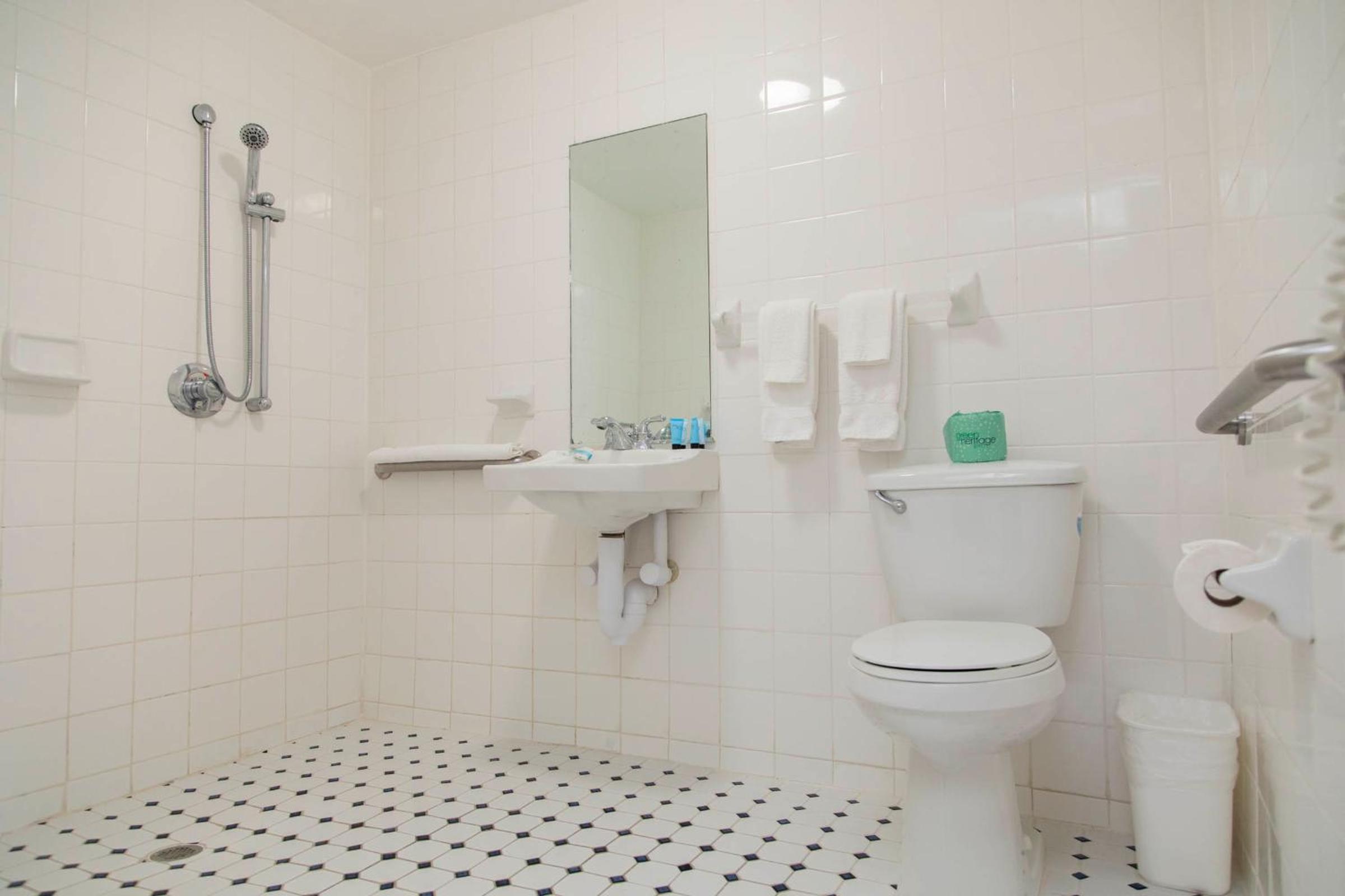 Standard Accessible Hotel Room- Free Parking - Photo 4
