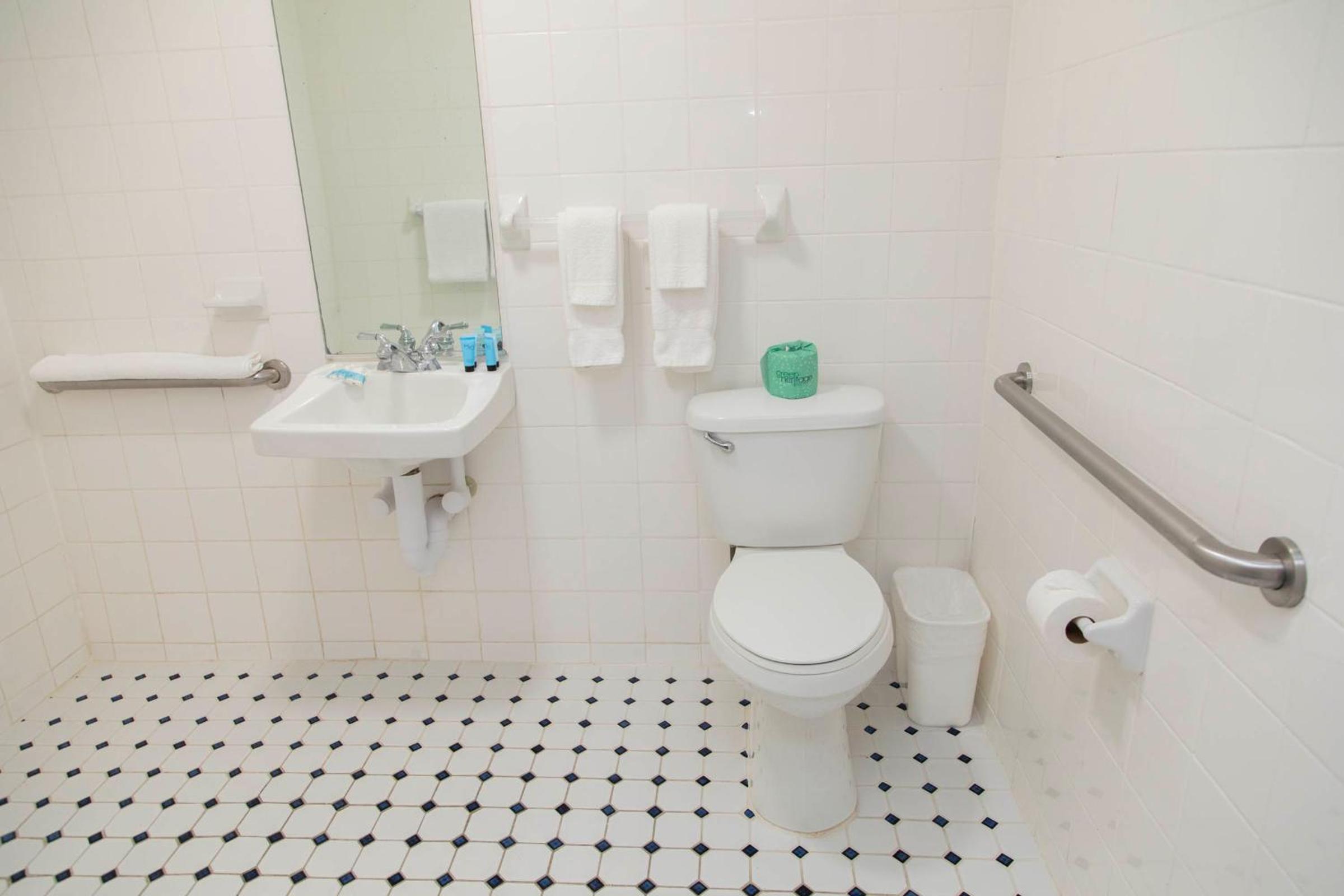 Superior Accessible - Free Parking - Photo 3