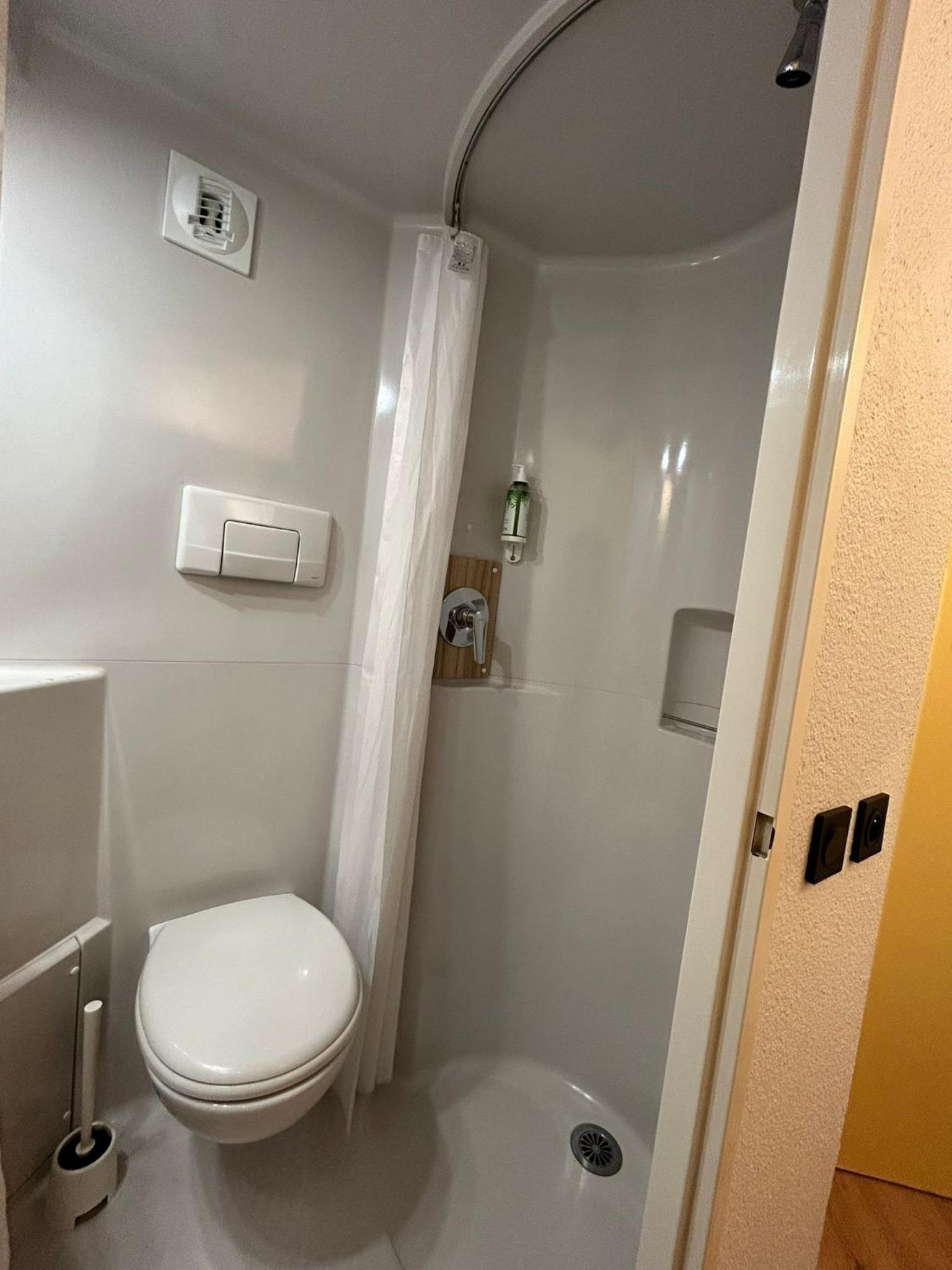 Triple Room with Two Single and Bunk Bed photo 2