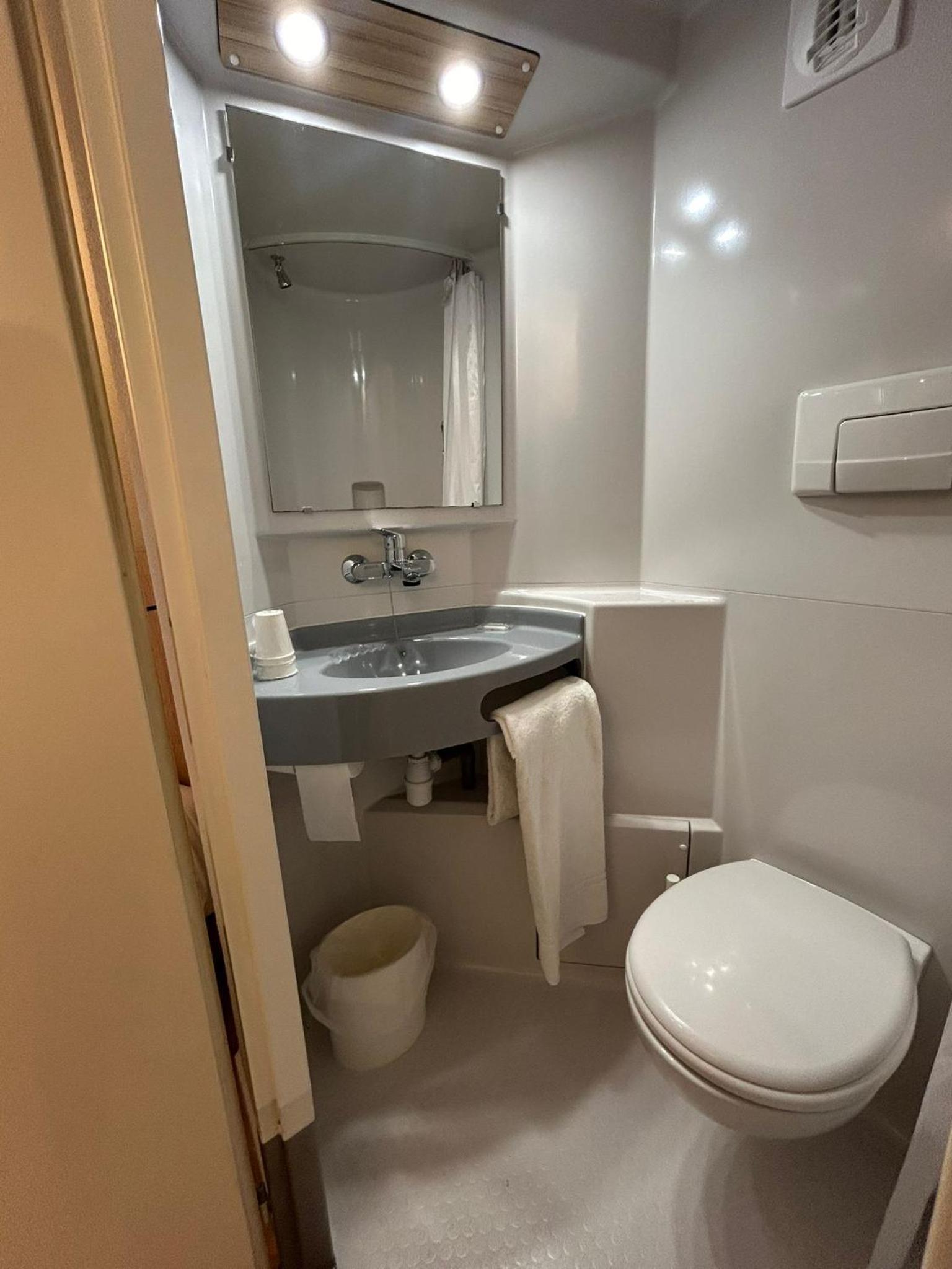 Triple Room with Two Single and Bunk Bed photo 3