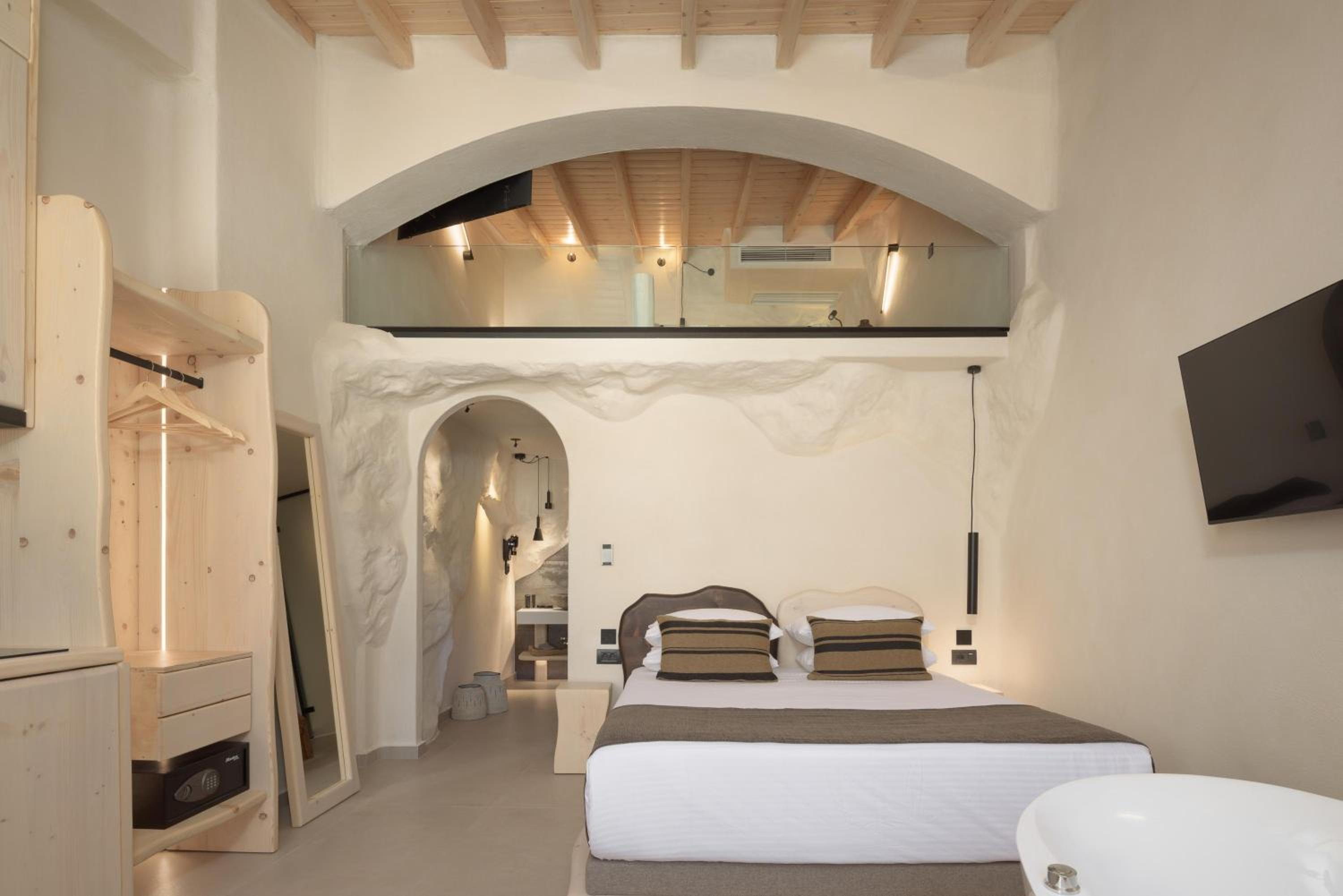 Deluxe Suite - Photo 6