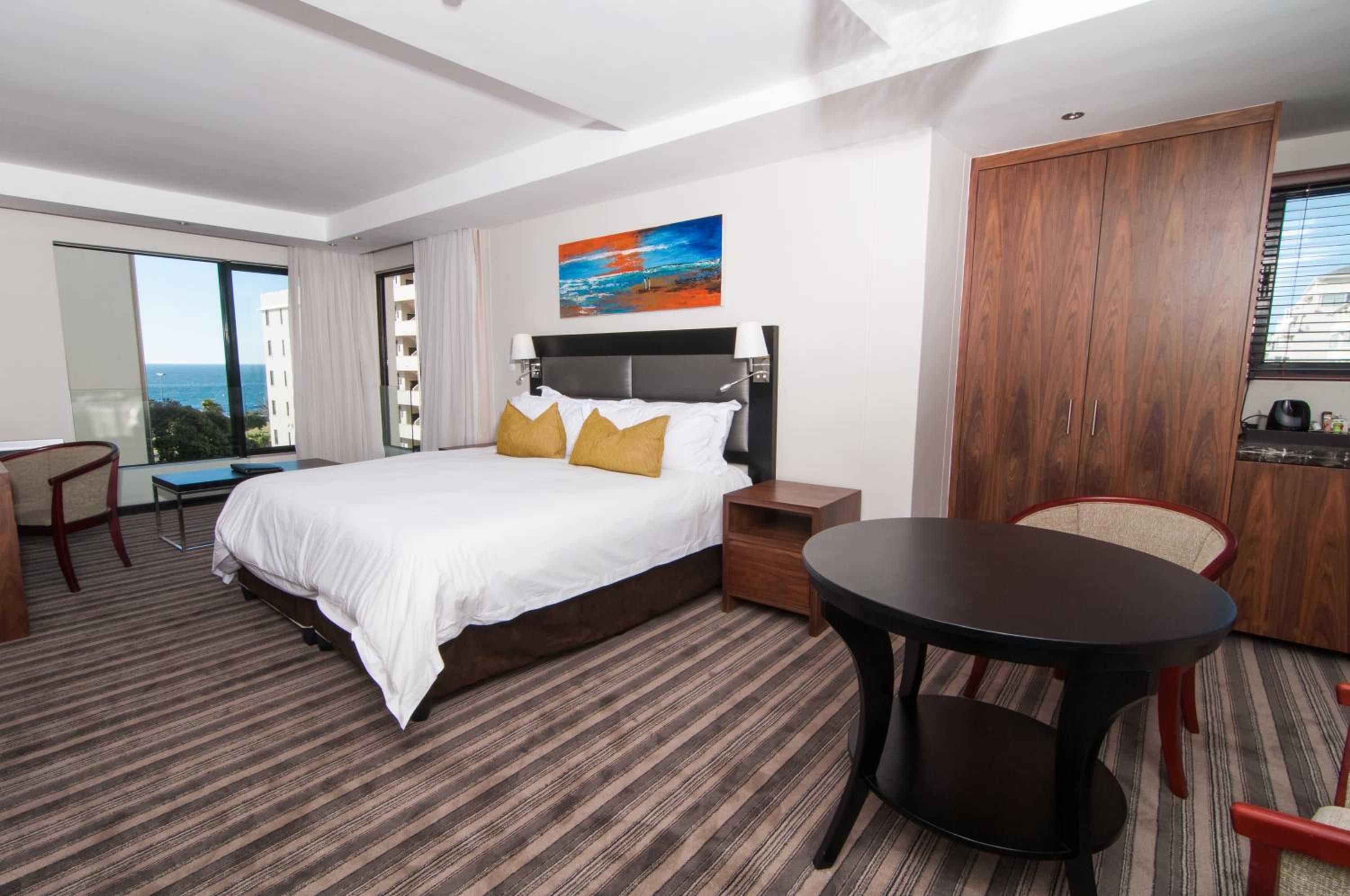 Executive Partial Sea View Suite with King Bed - Photo 4