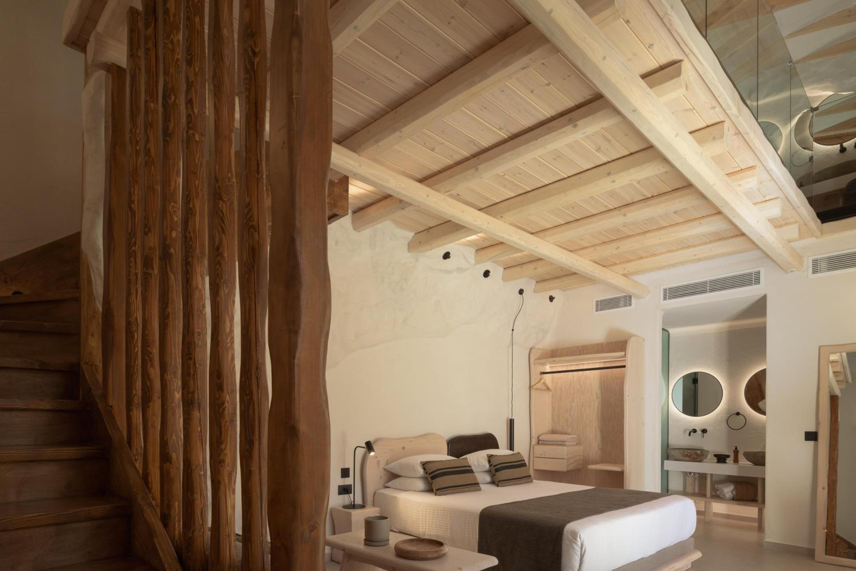Split-Level Suite with Hot-Tub
