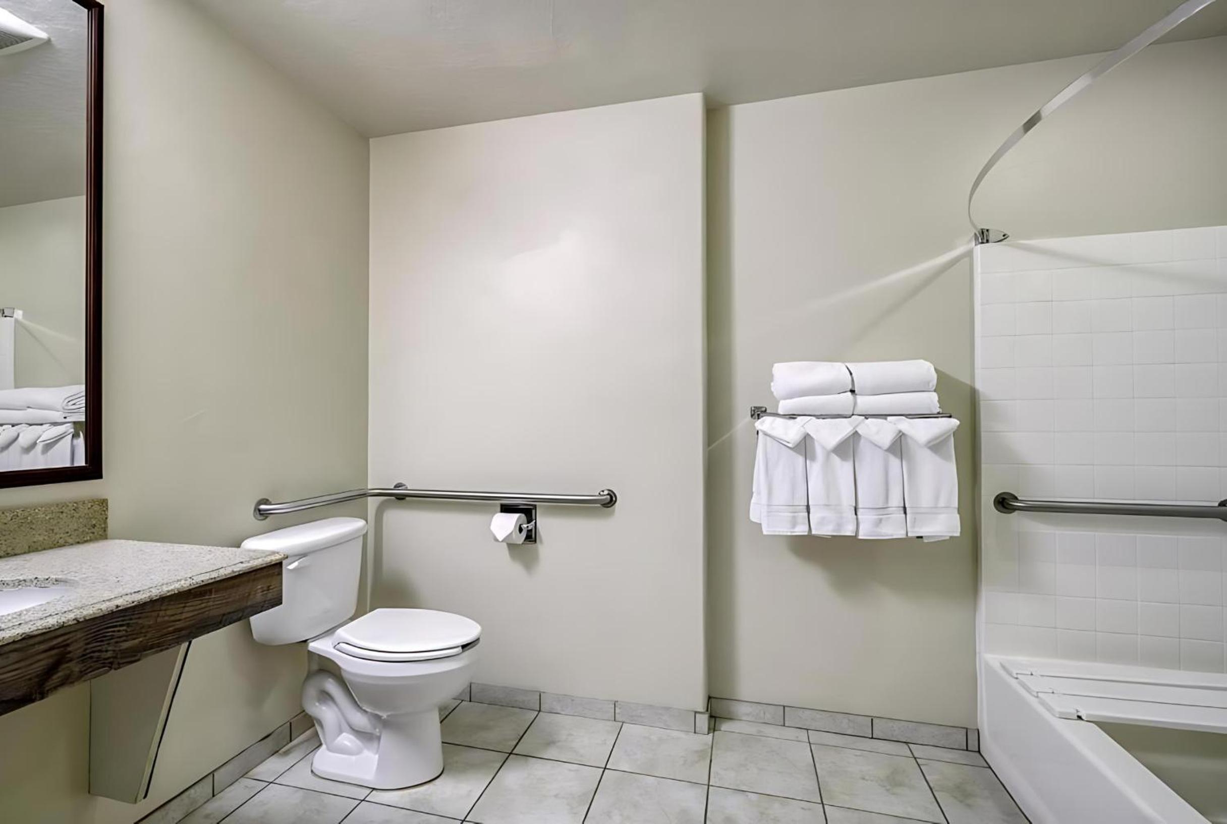 Queen Room with Two Queen Beds - Disability Access photo 3
