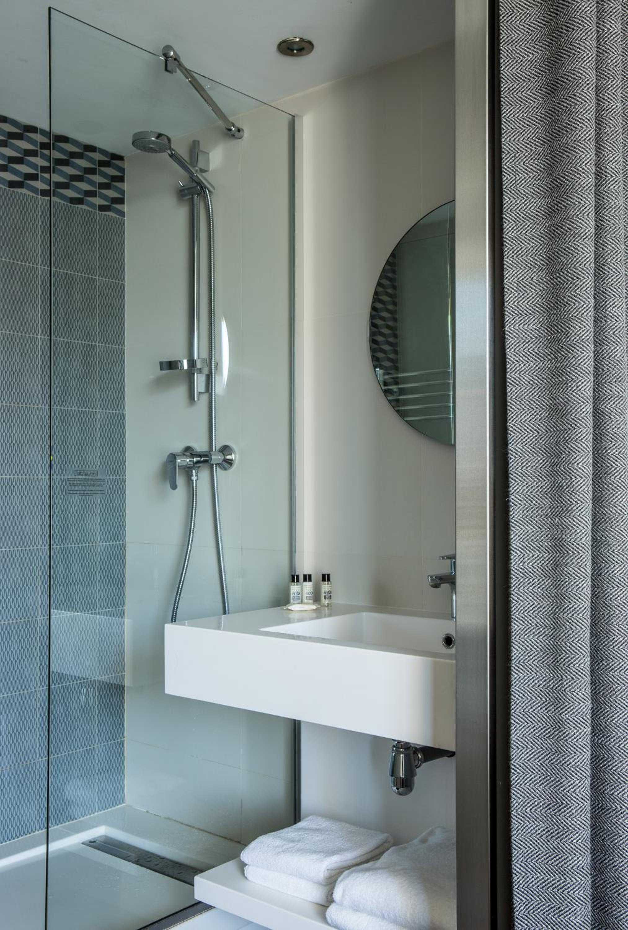Double or Twin Room with Eiffel Tower View - Photo 3