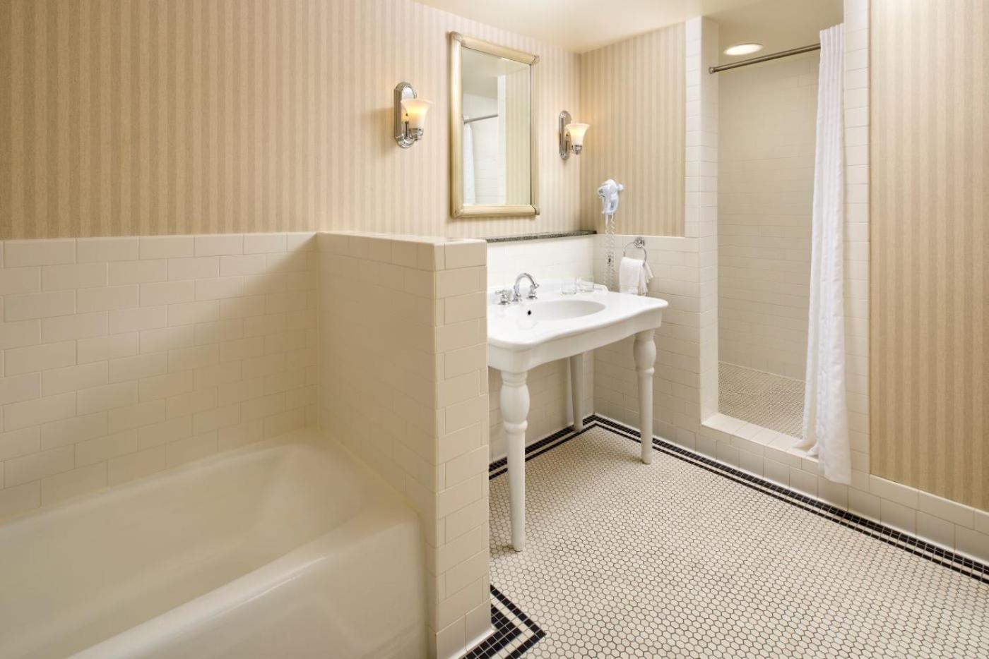 Luxury Suite Historic Tower - Photo 3