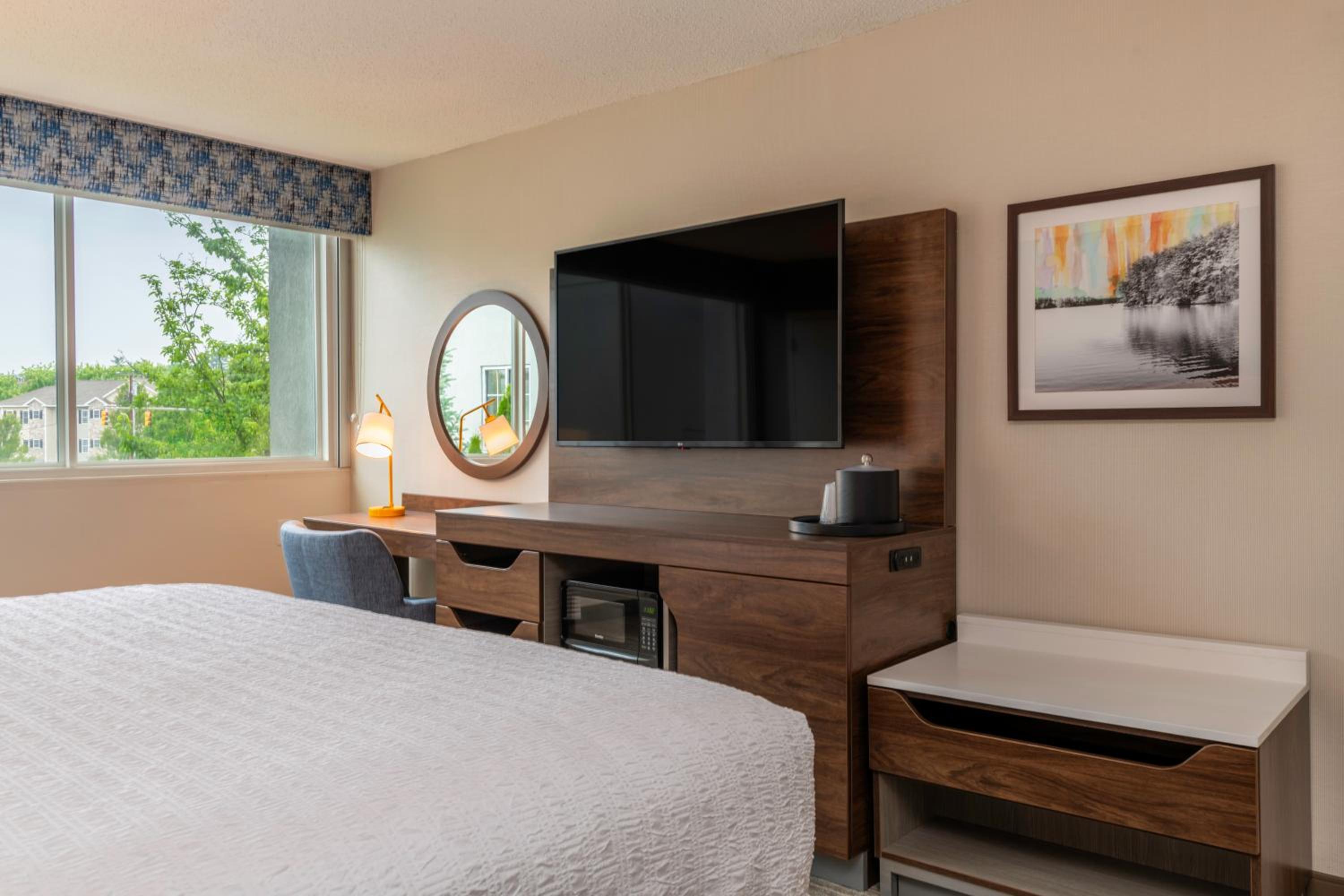 King Room with Microwave and Fridge - Photo 2