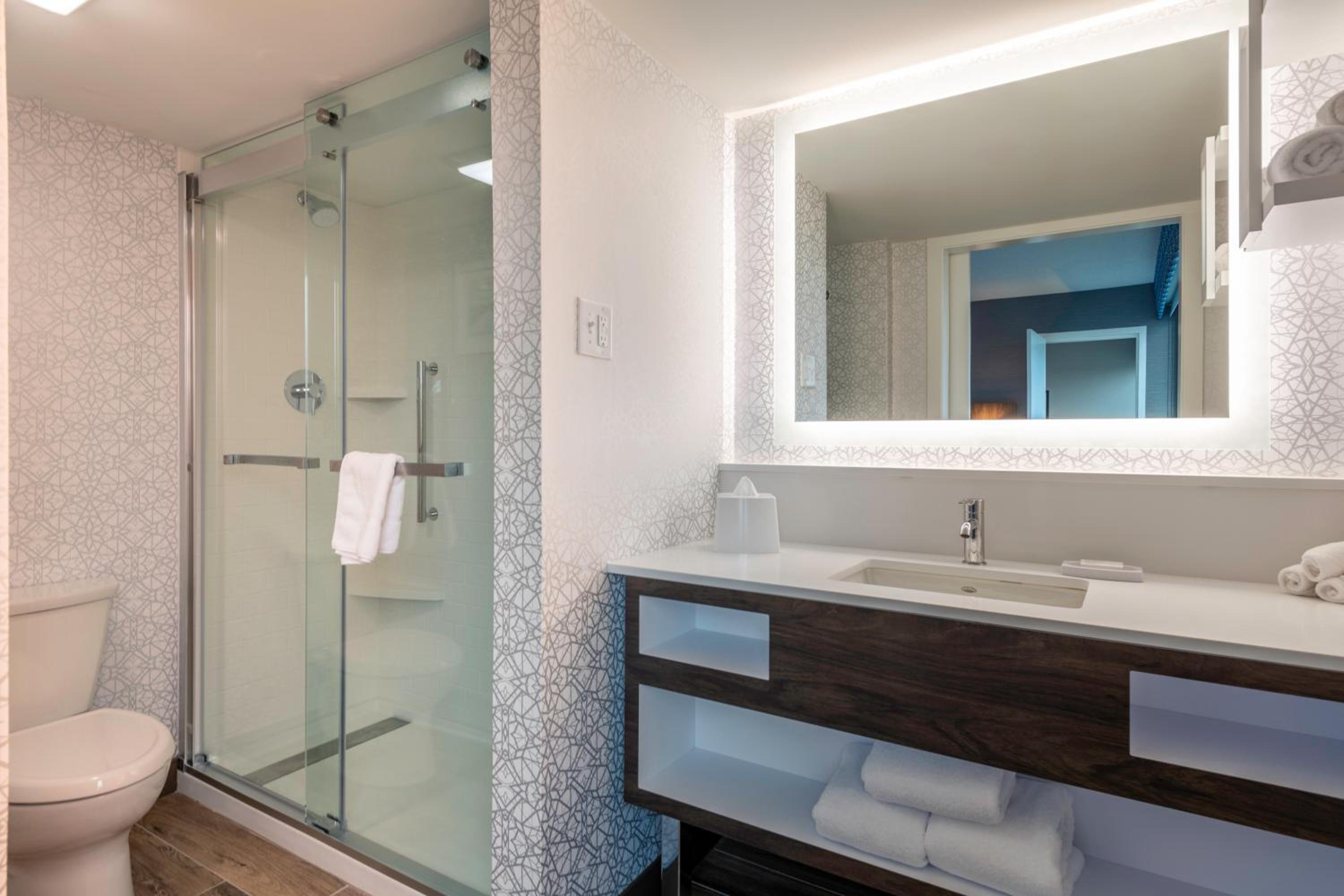 King Suite with Wet Bar - Photo 16