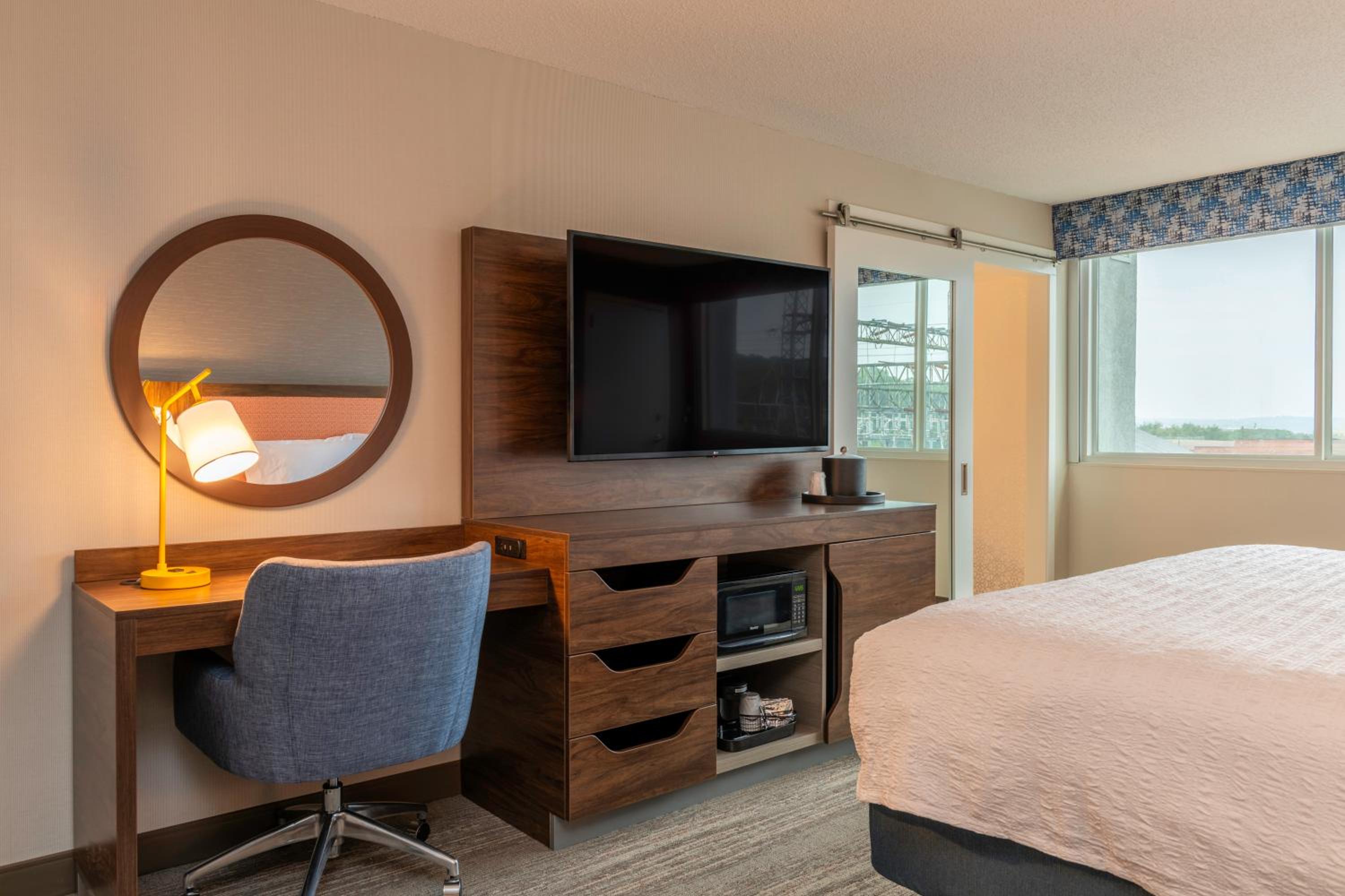 King Suite with Wet Bar - Photo 14