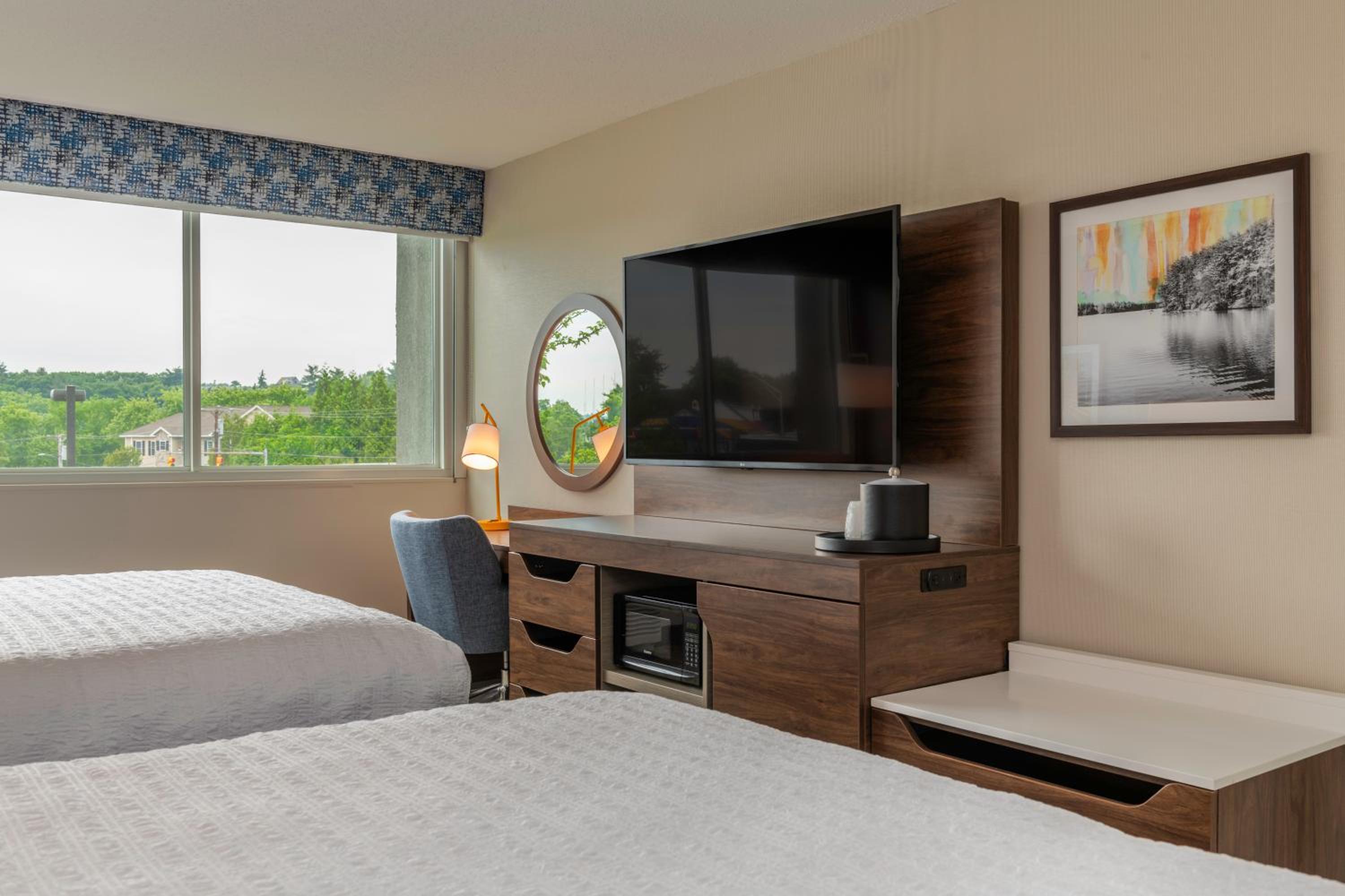 Queen Room with Two Queen Beds - Photo 3
