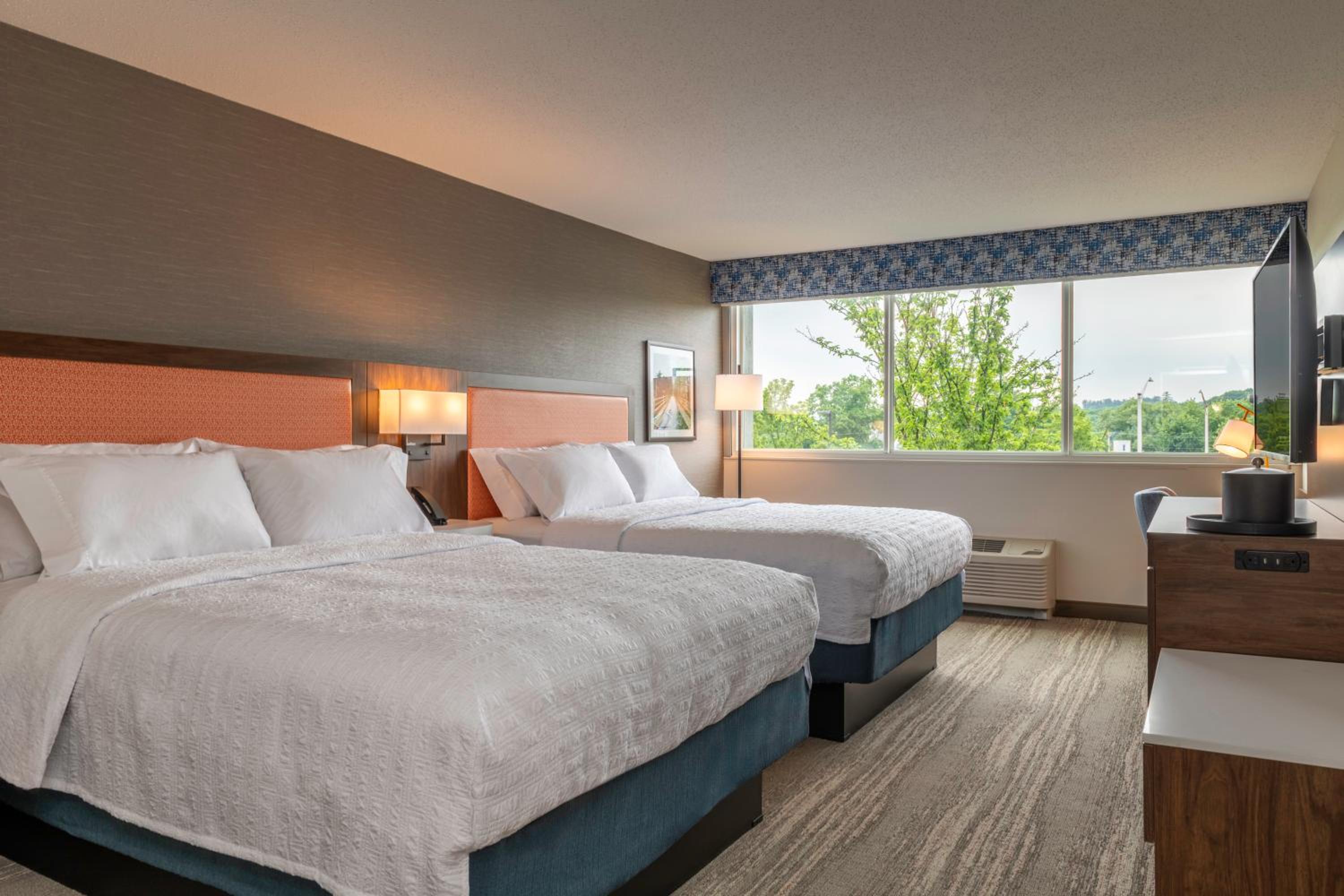 Queen Room with Two Queen Beds - Photo 7