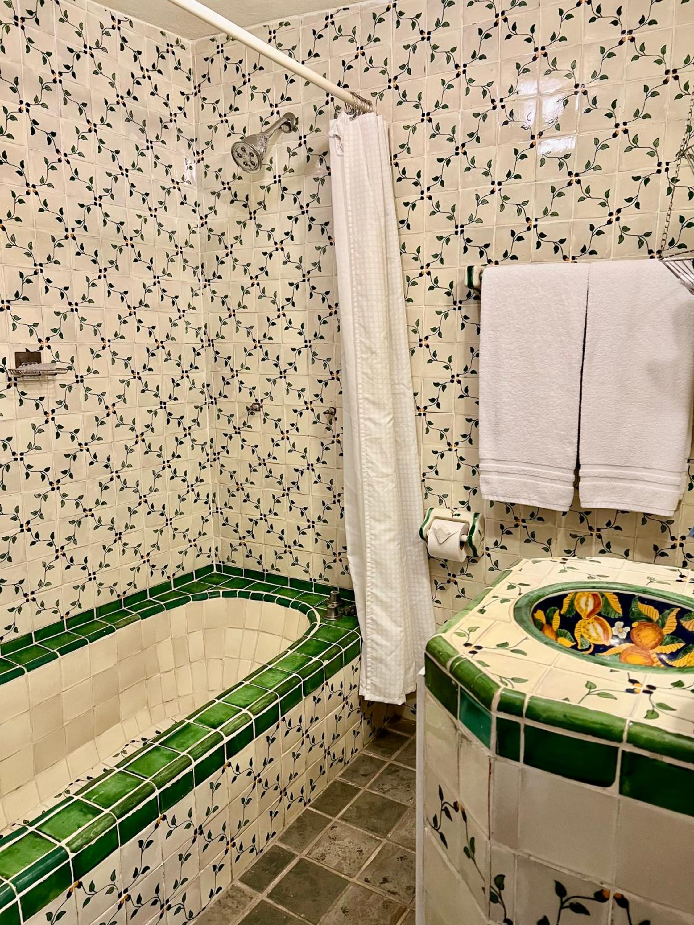 Deluxe Queen Room - Photo 21