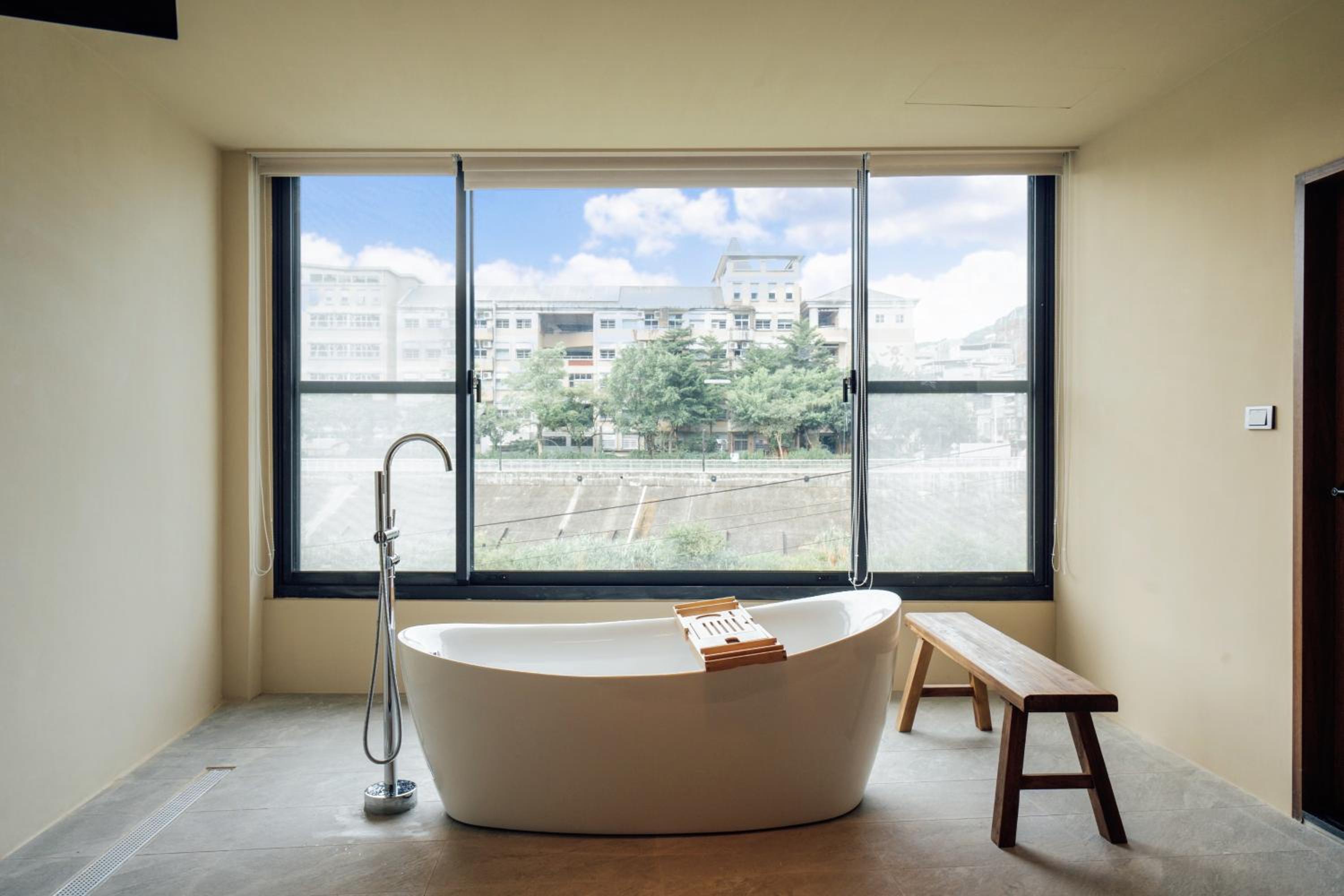 Deluxe Double Room with River View (with bathtub)