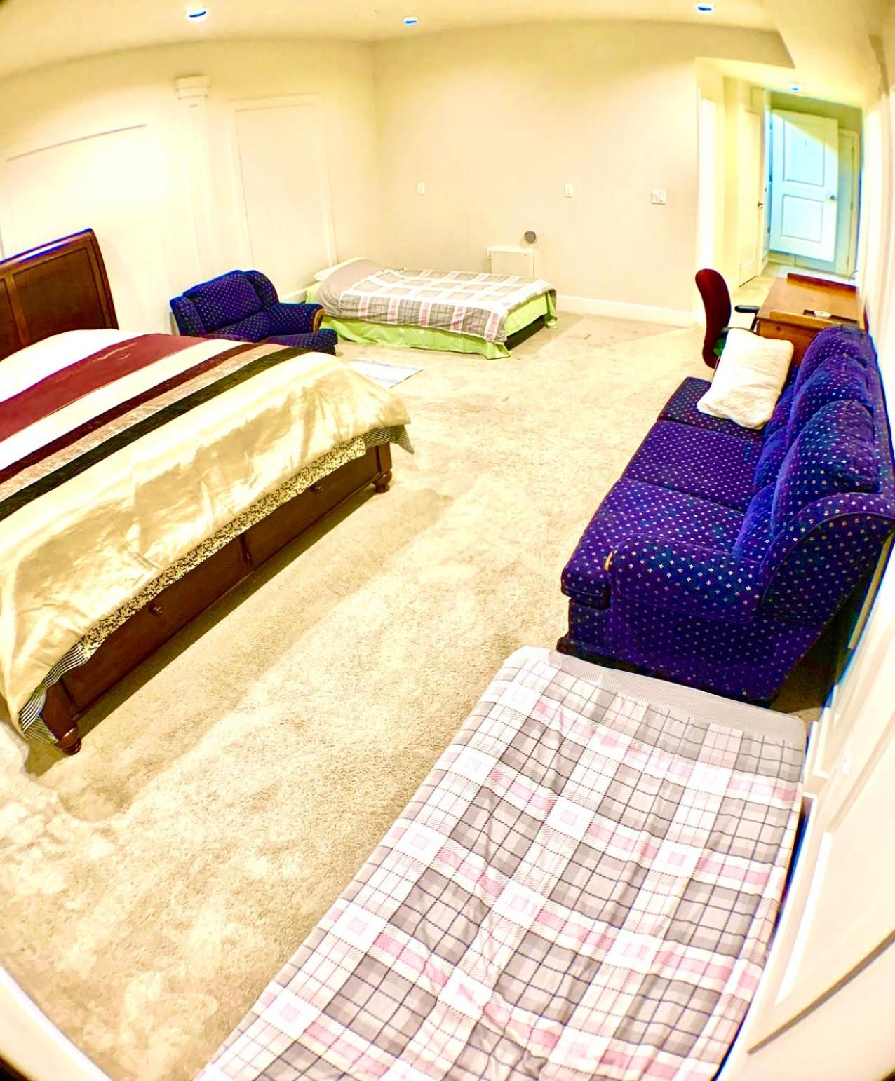 Family Room with Private Bathroom - Photo 10