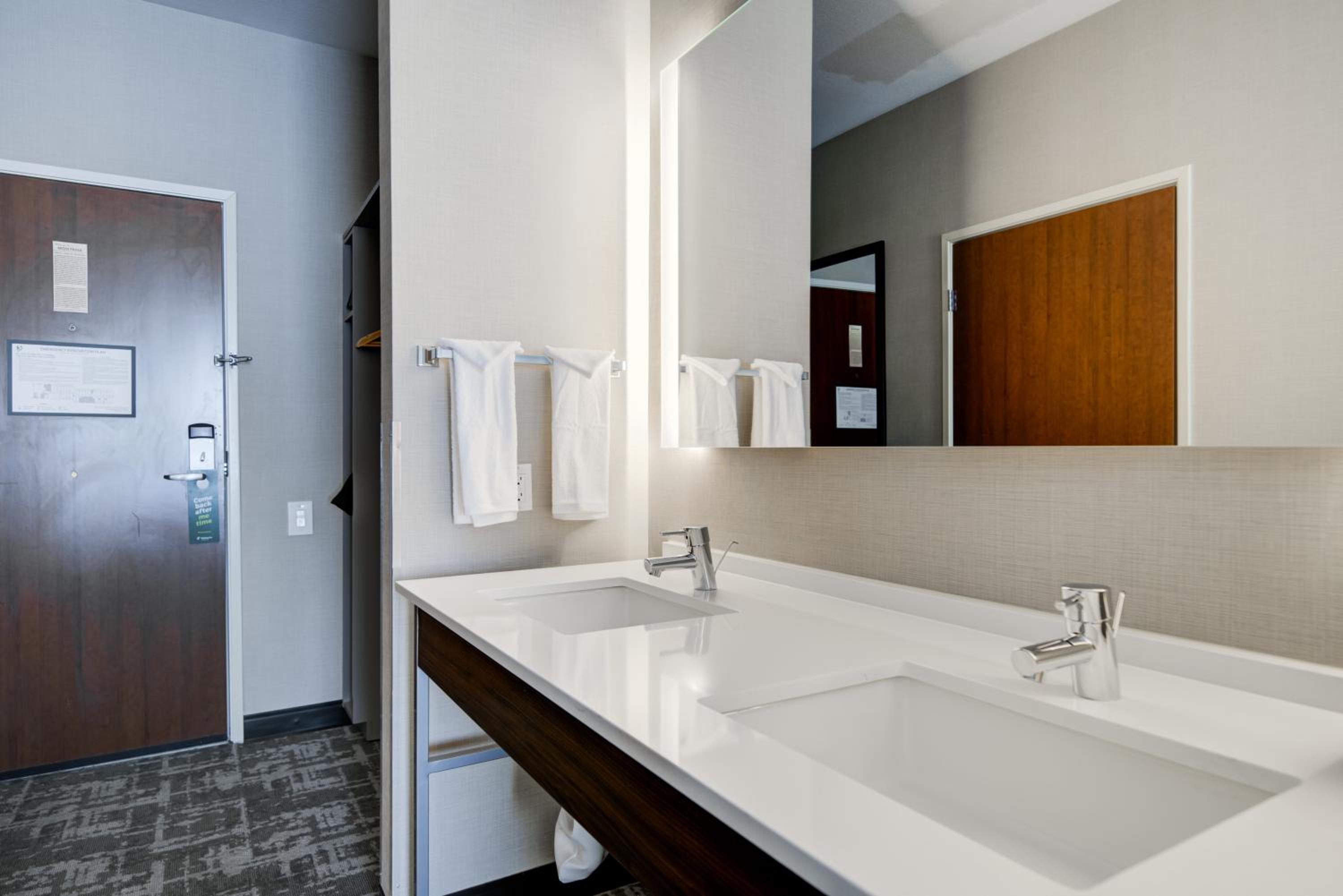 Deluxe Double Room with Two Double Beds - Non-Smoking - Photo 9