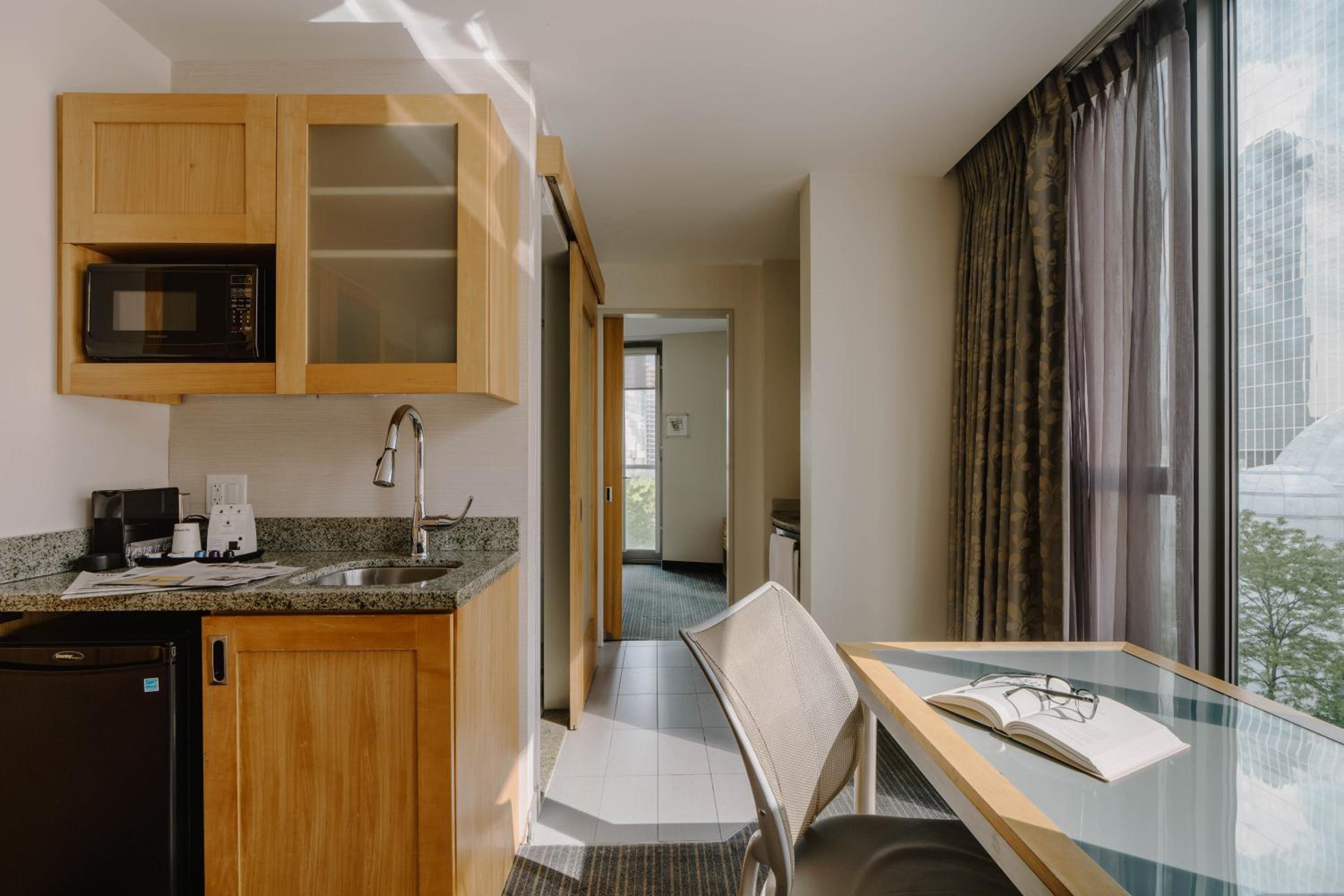 One-Bedroom Suite thumbnail 6