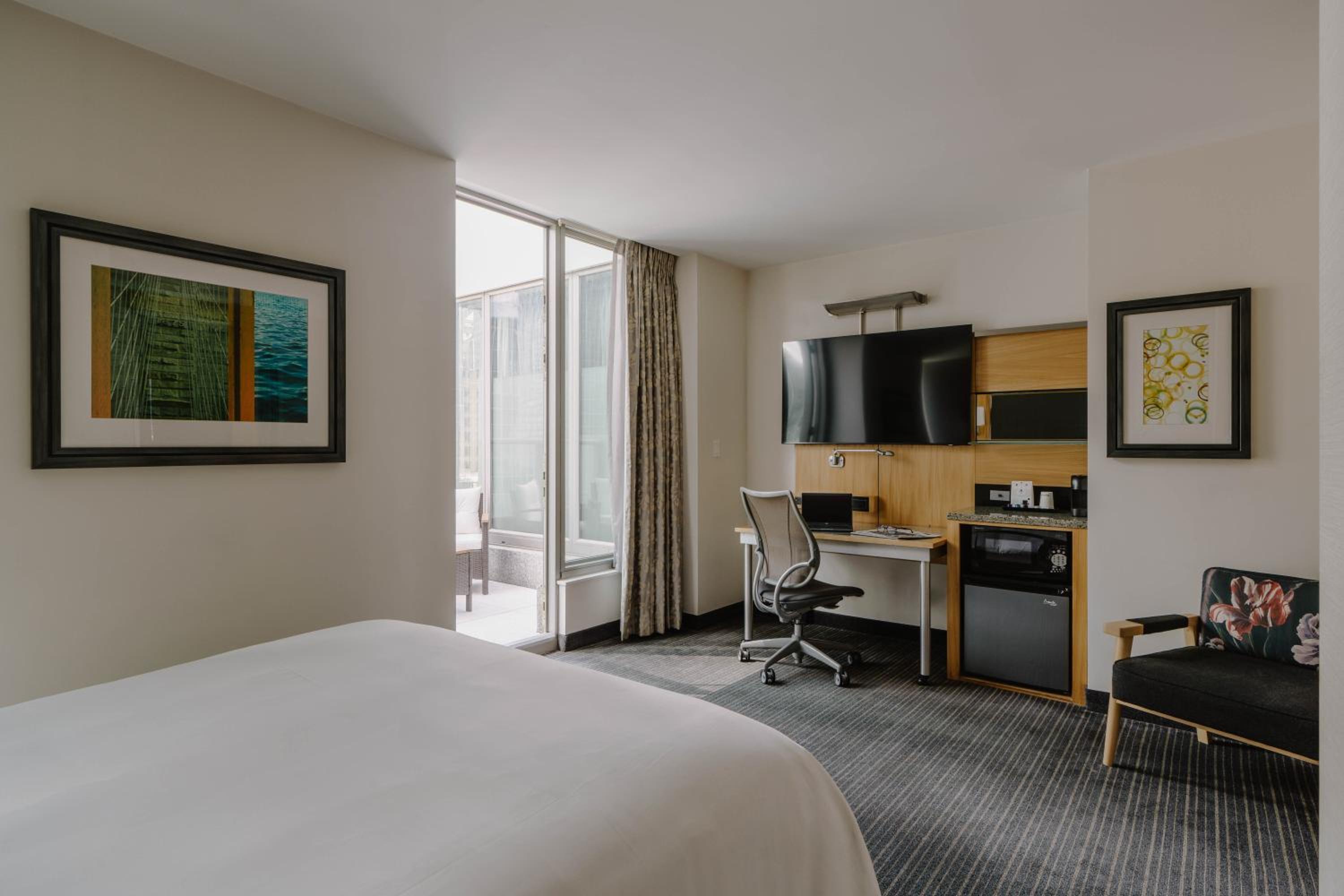 Superior King with Sofa Bed and View thumbnail 6