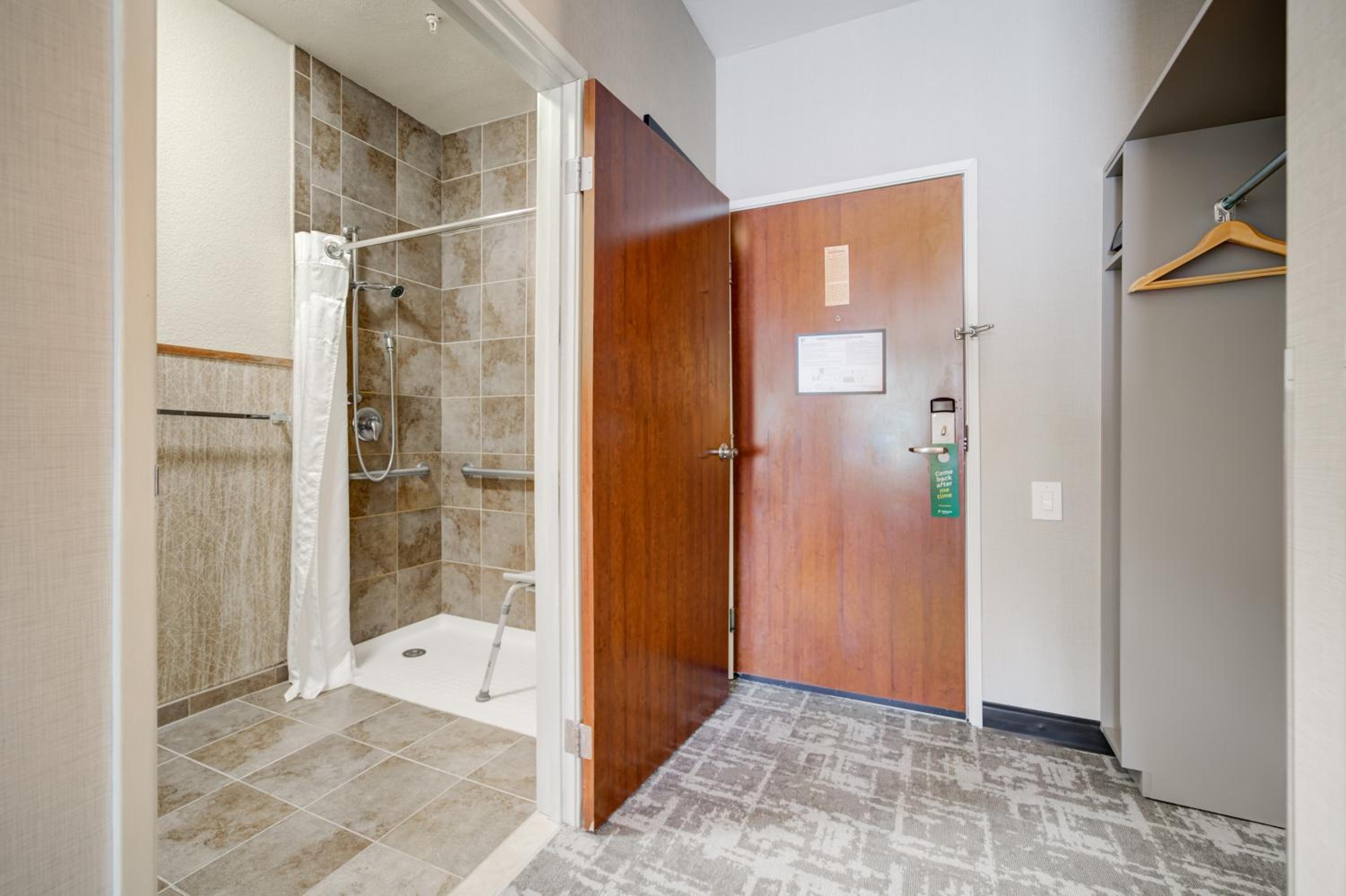 Standard Queen Room with Two Queen Beds and Mobility Accessible Tub - Photo 9
