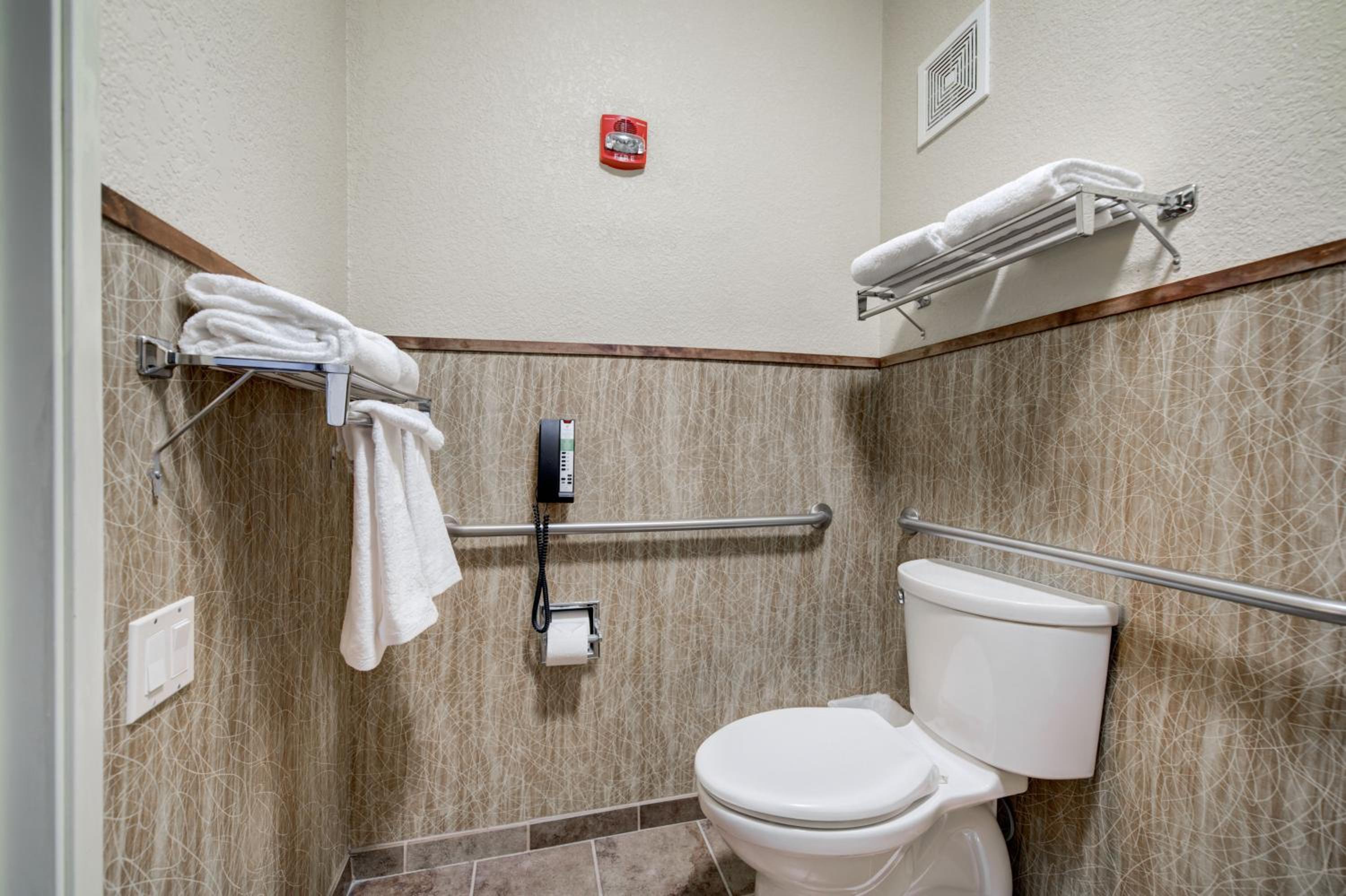 Standard Queen Room with Two Queen Beds and Mobility Accessible Tub - Photo 8