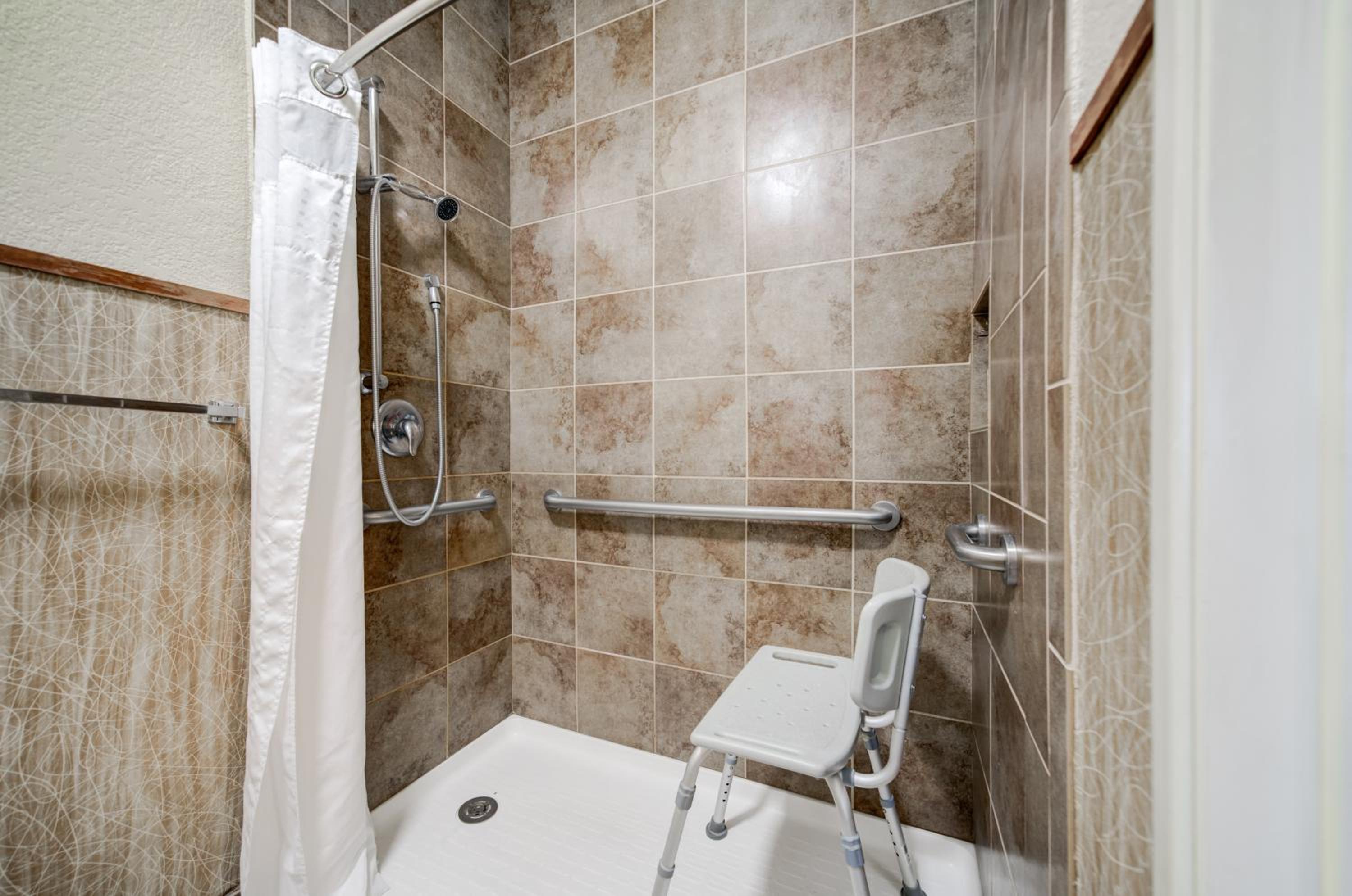 Standard Queen Room with Two Queen Beds and Mobility Accessible Tub - Photo 7
