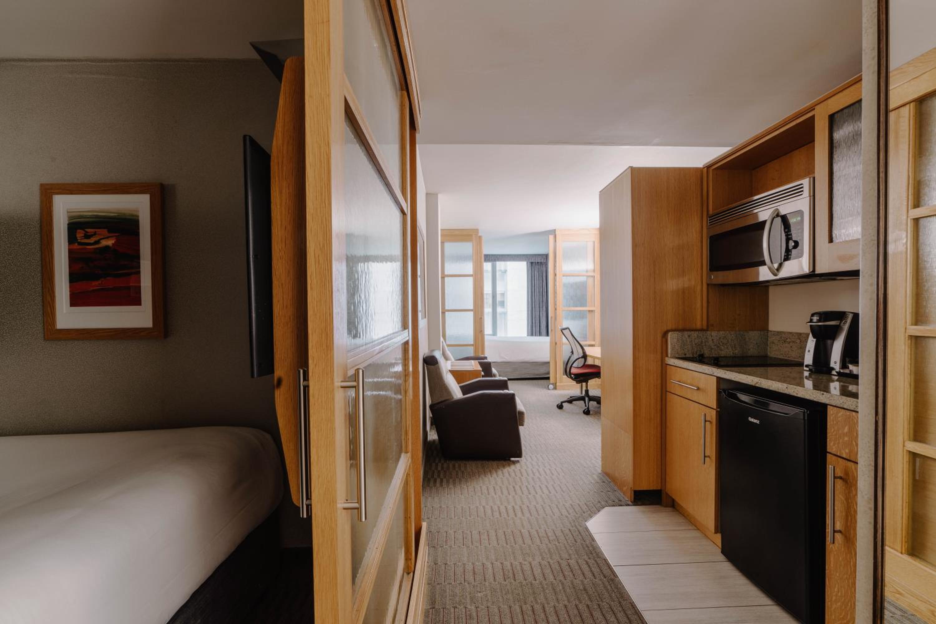 Deluxe 2 Room Suite with Kitchenette thumbnail 5