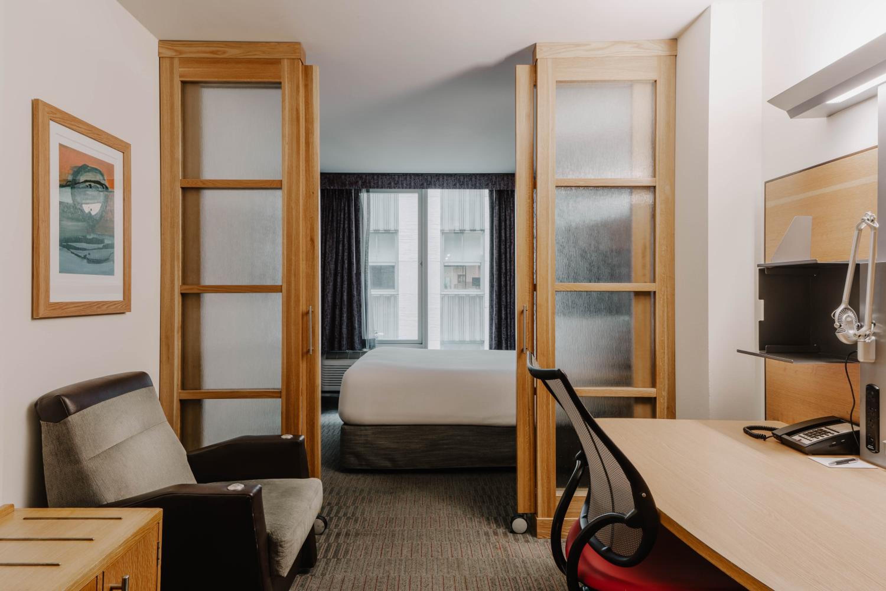 Deluxe 2 Room Suite with Kitchenette