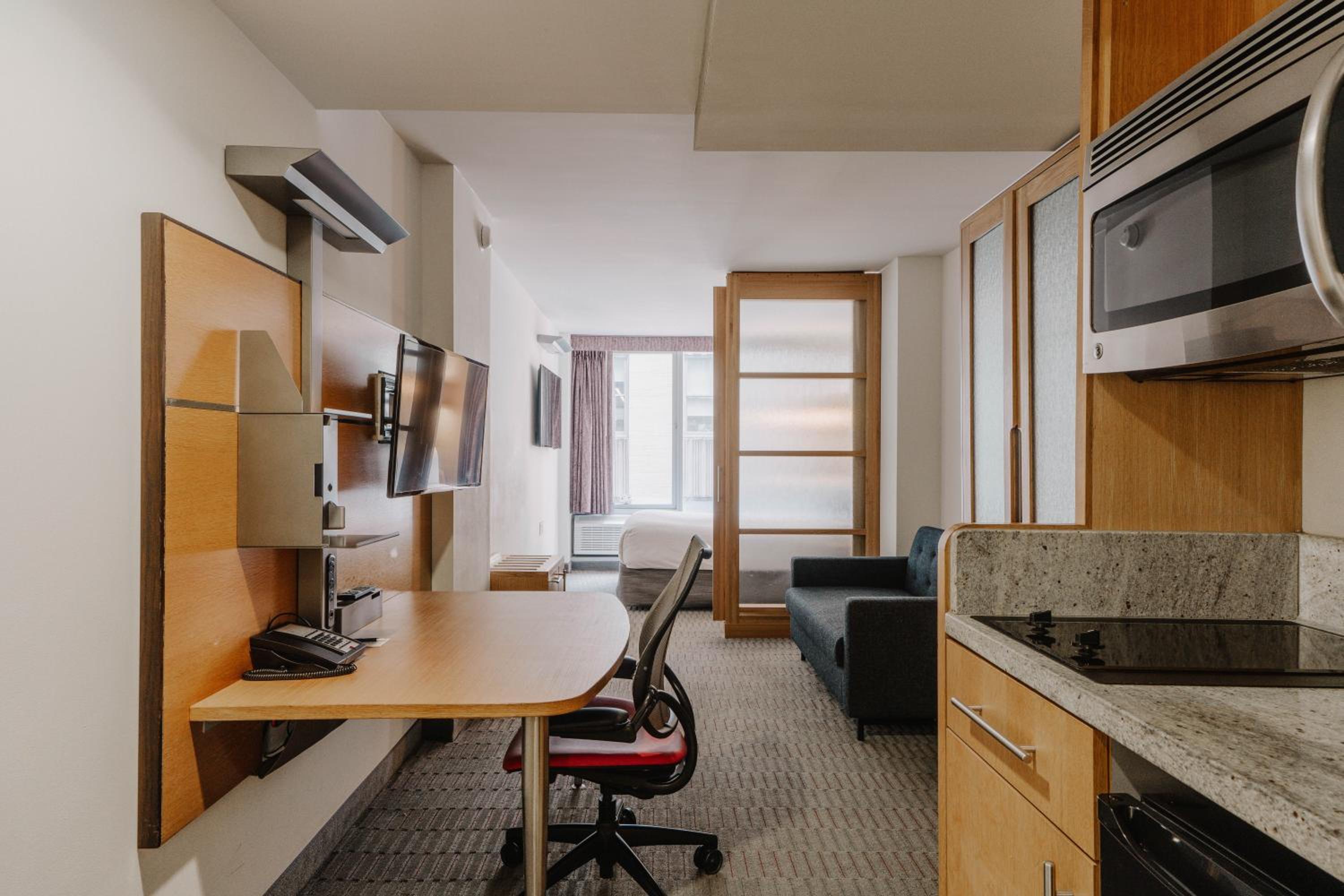 Deluxe 2 Room Suite with Kitchenette thumbnail 6