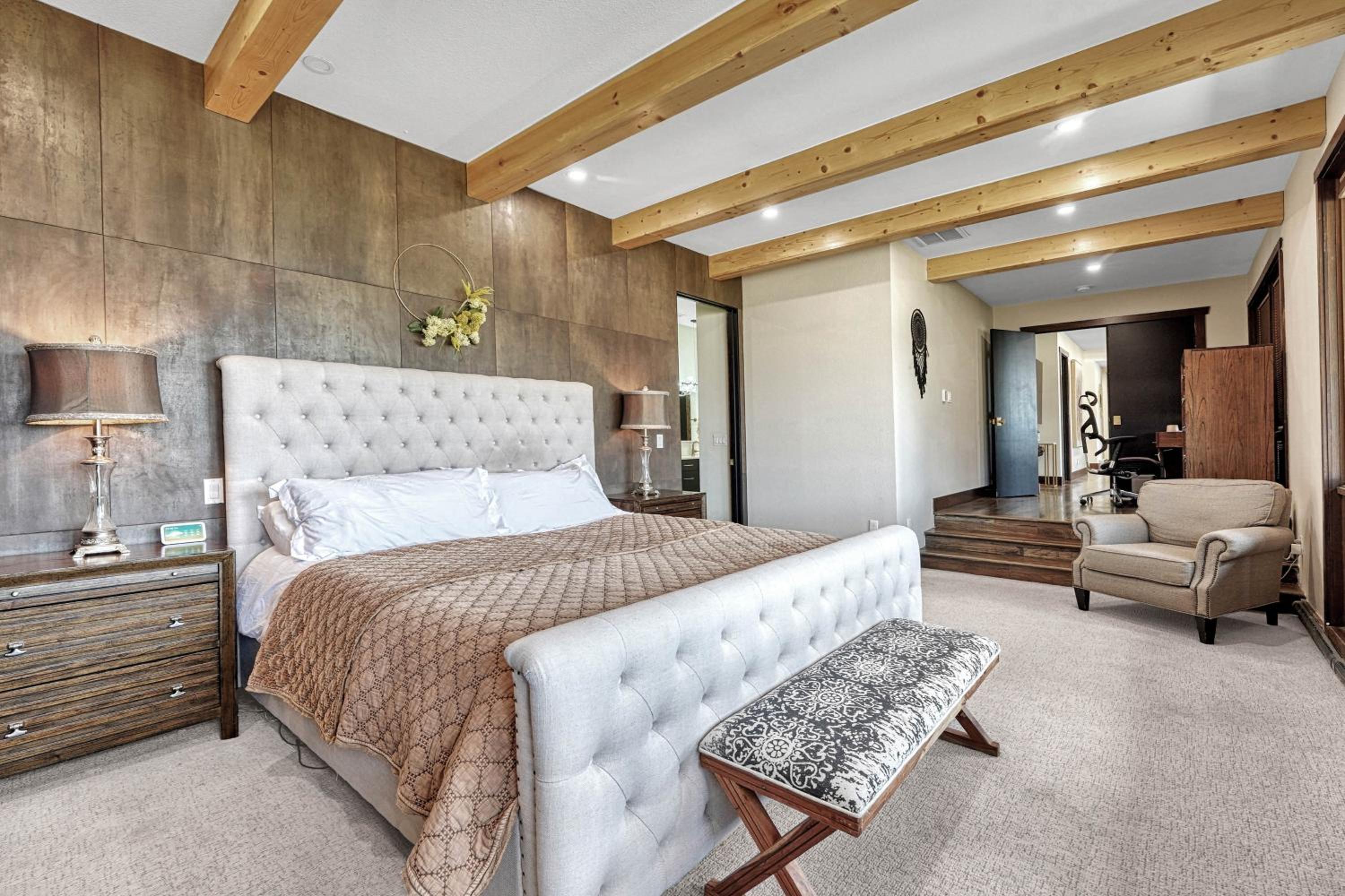 Five-Bedroom House photo 1
