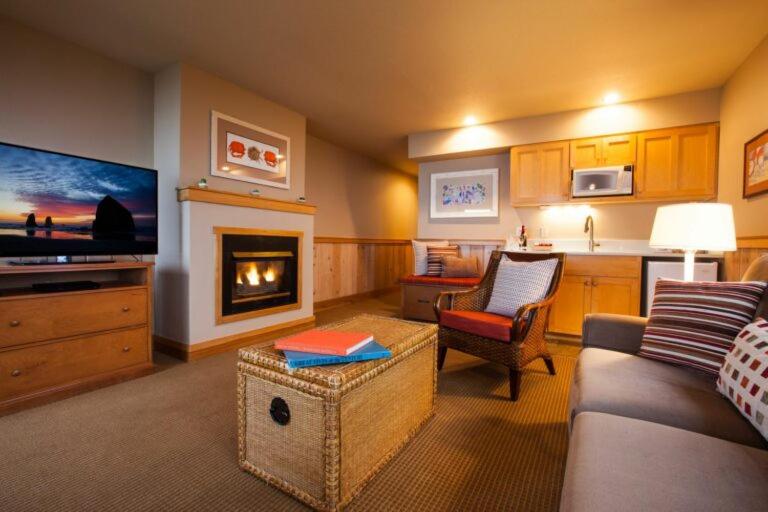 Queen Corner Suite with Sofa Sleeper (Non Pet-Friendly) photo 2