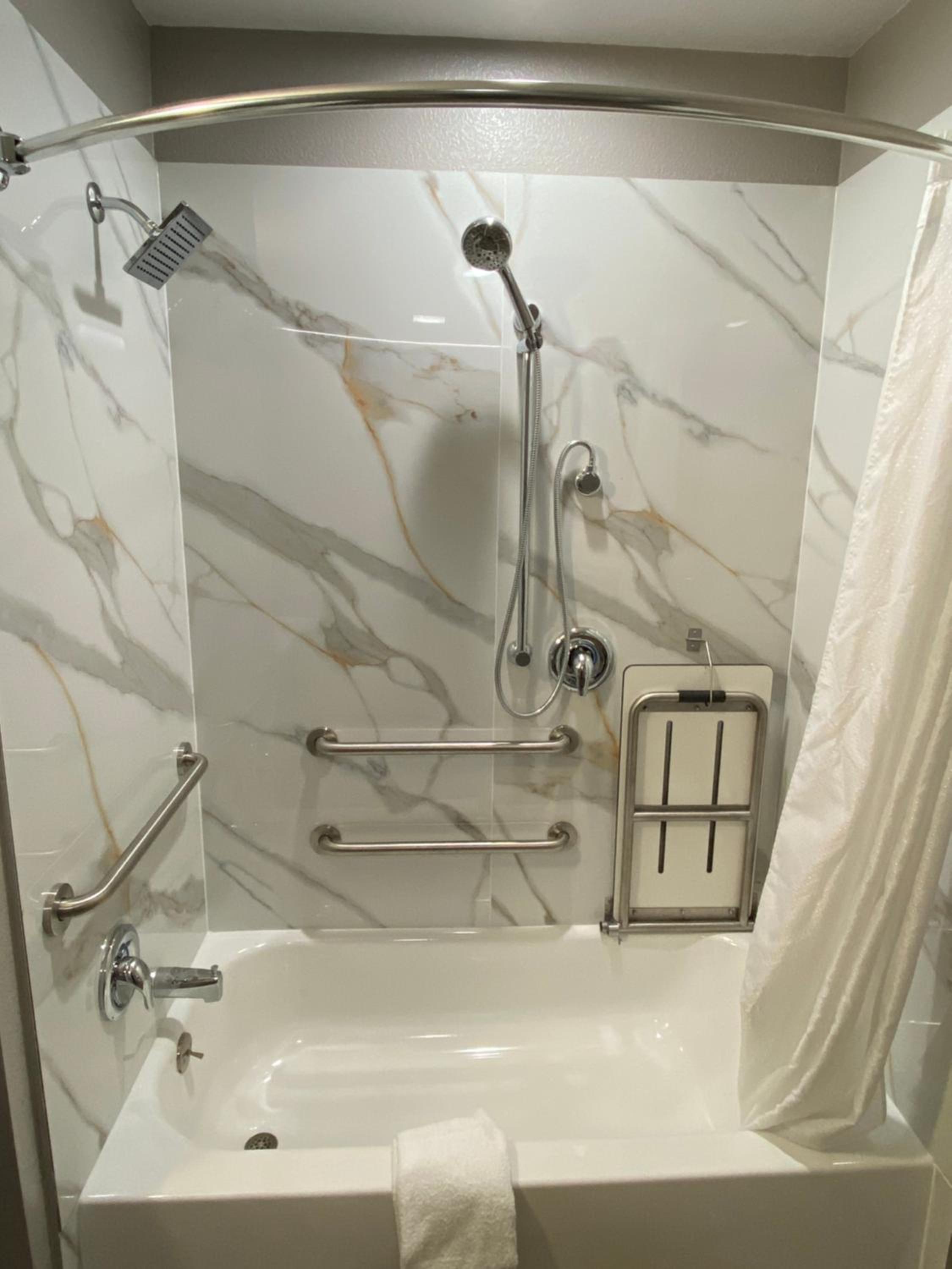 Queen Room with Two Queen Beds - Disability Access photo 3