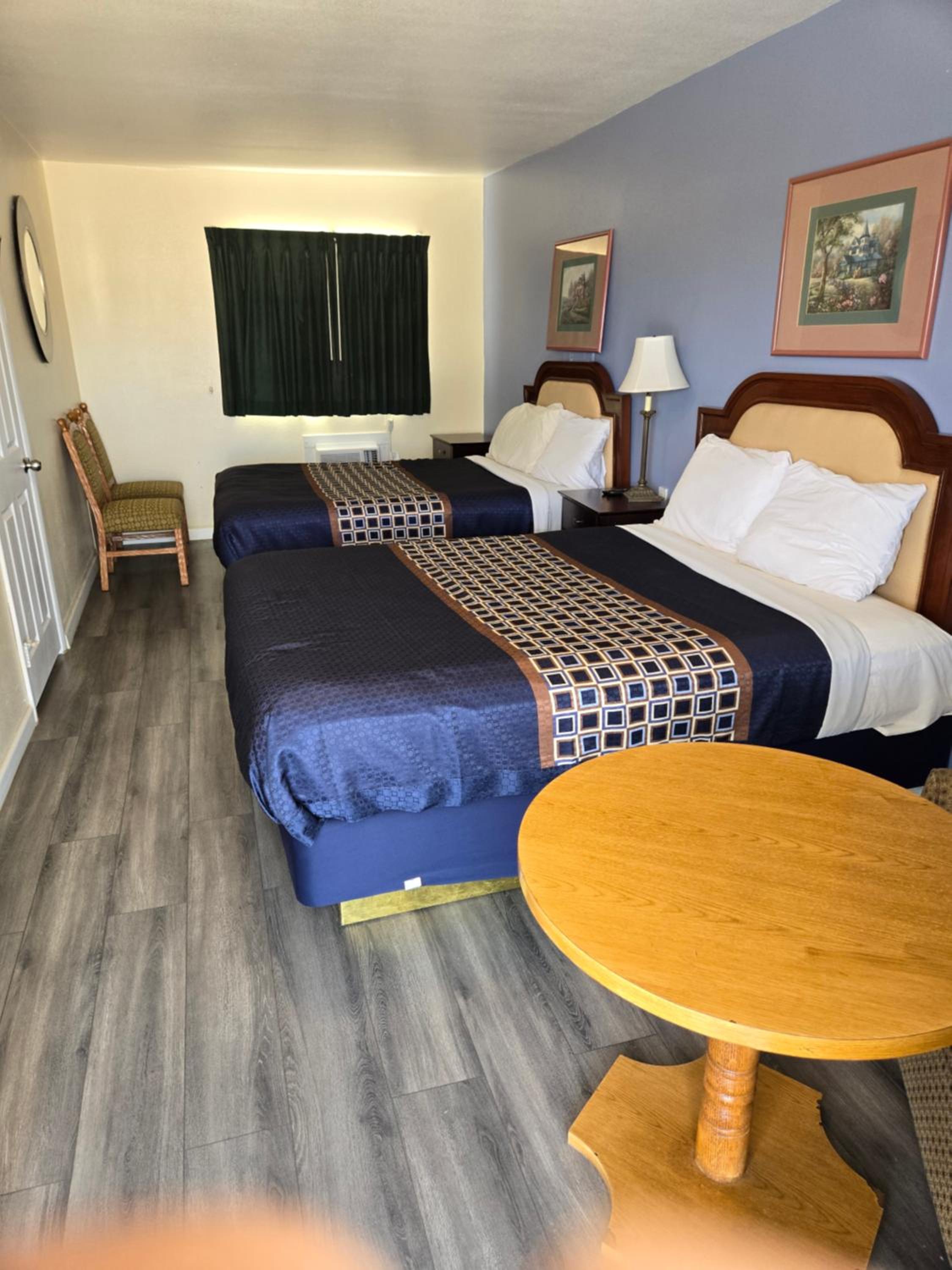 King Suite with One King and Two Double Beds - Non-Smoking photo 3
