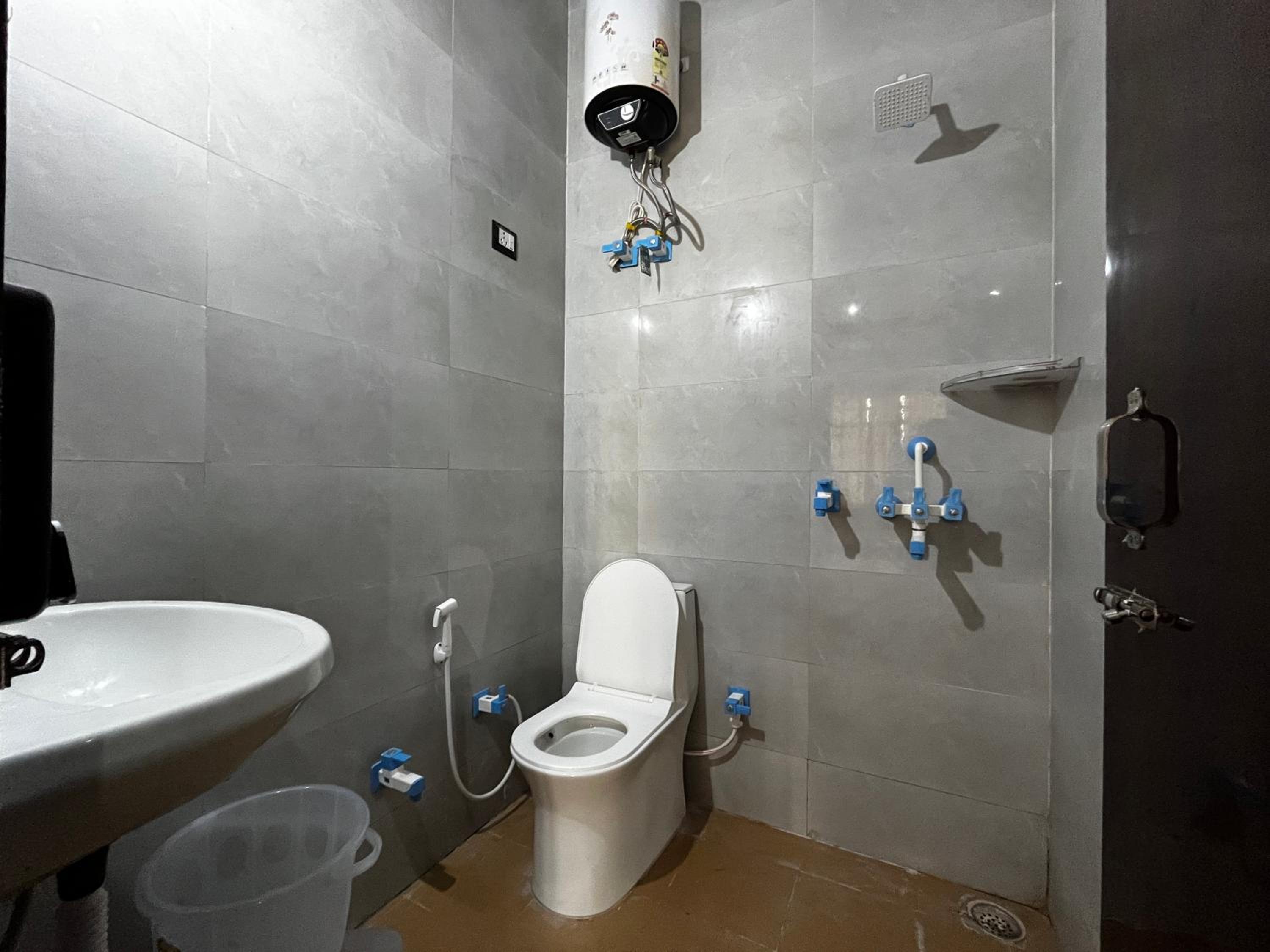 Deluxe Double Room (2 Adults + 1 Child) photo 2