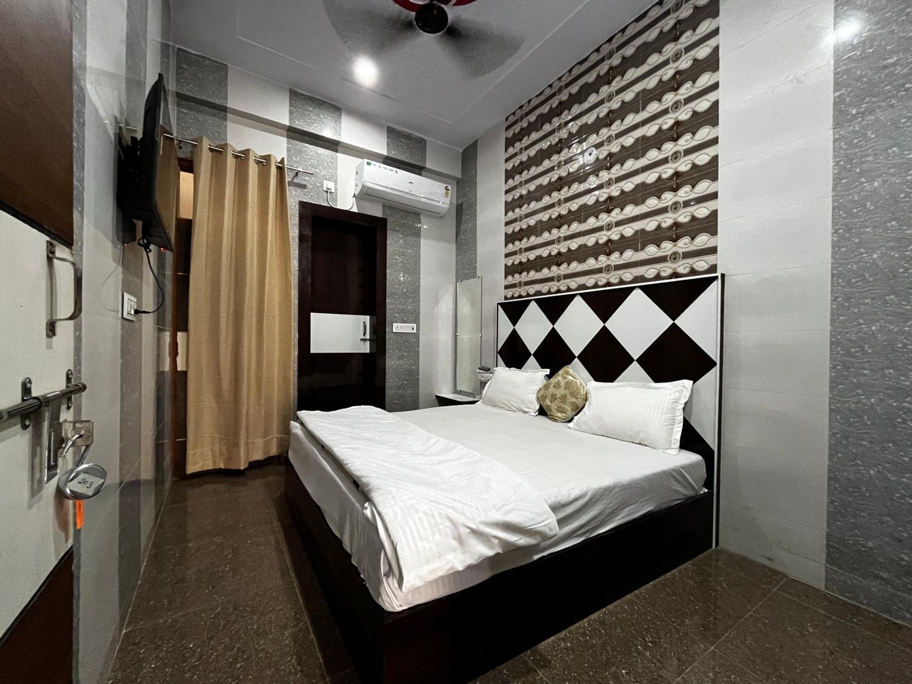 Deluxe Double Room (2 Adults + 1 Child) photo 1