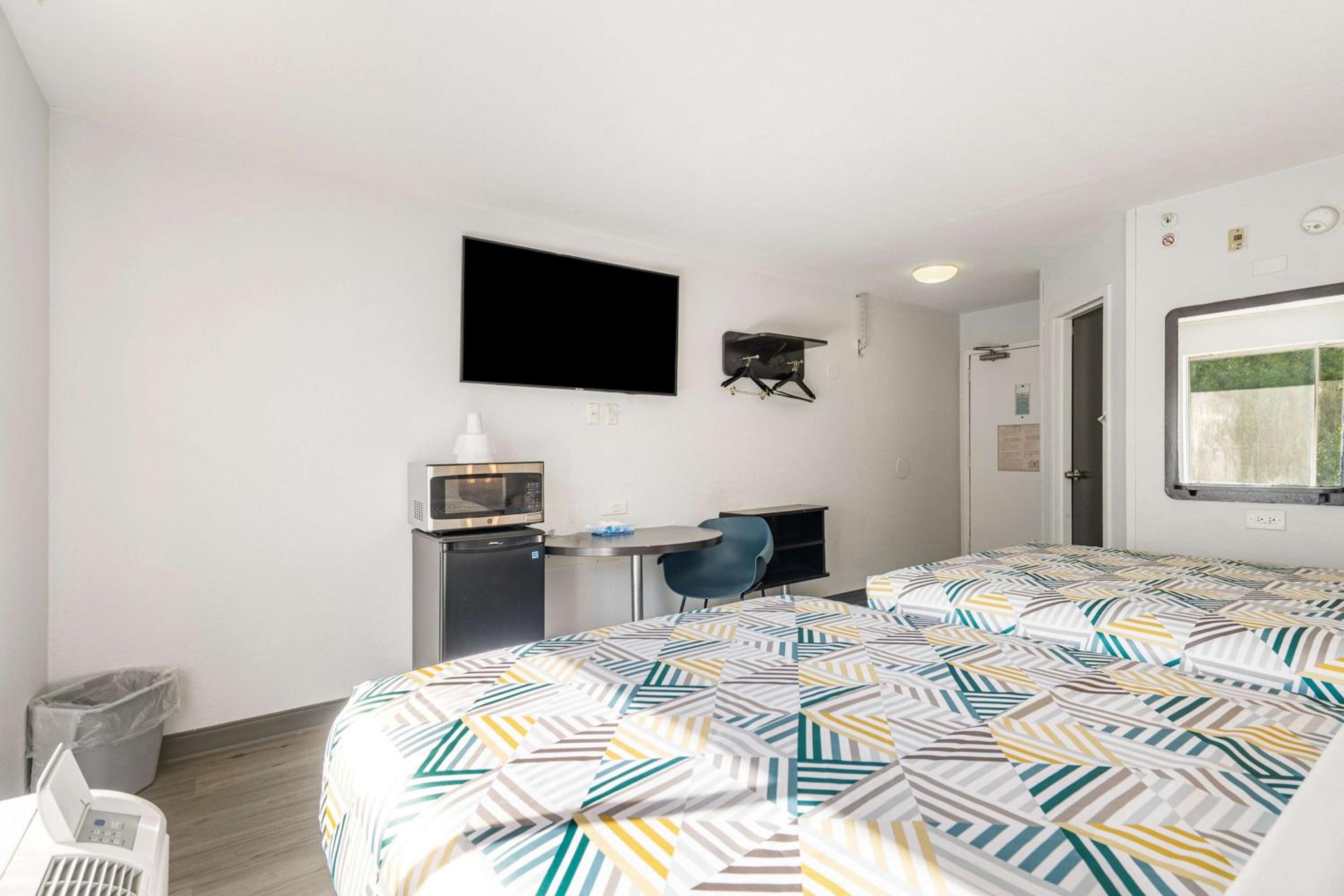 Quadruple Room - Non-Smoking - Photo 3