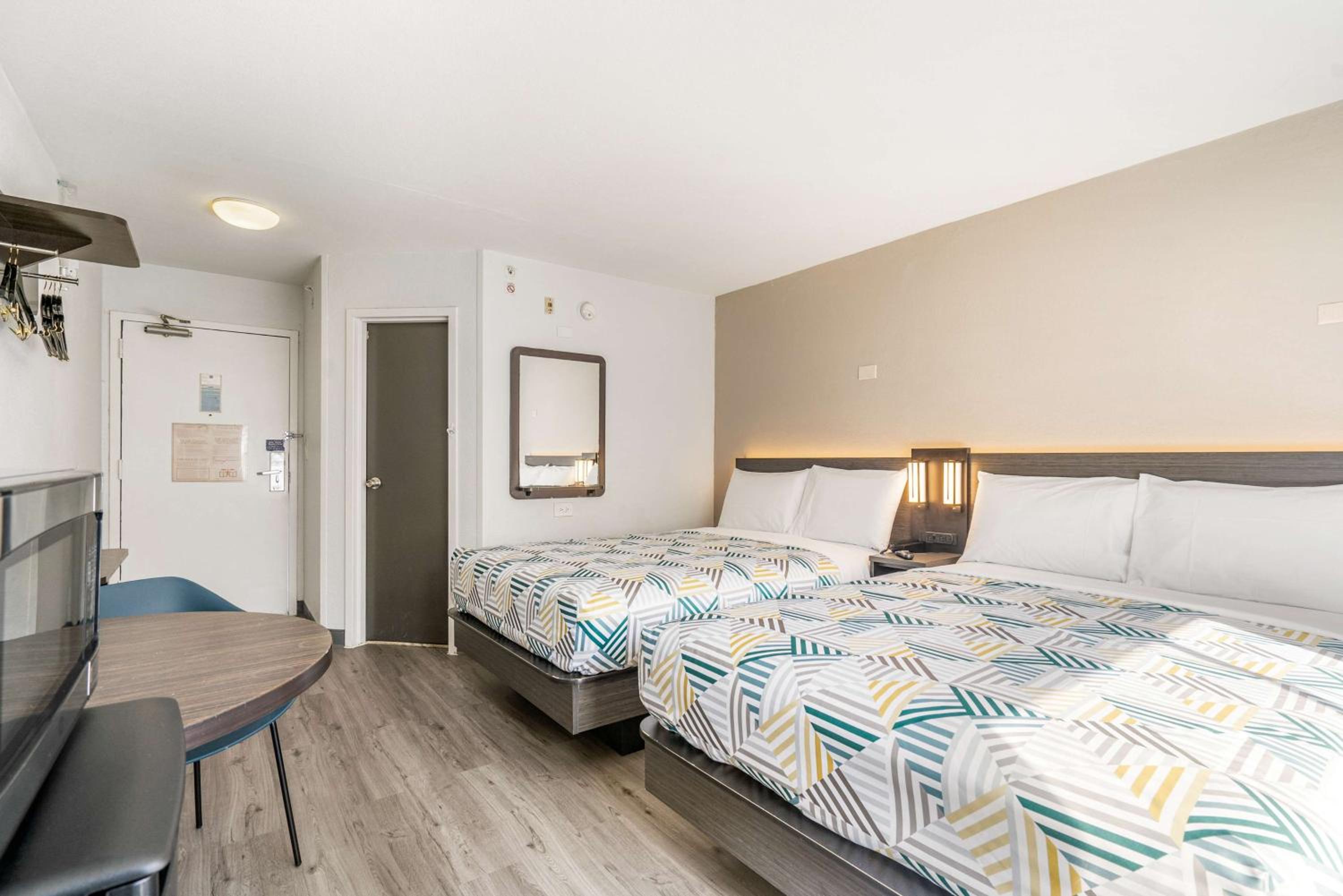 Quadruple Room - Non-Smoking - Photo 4