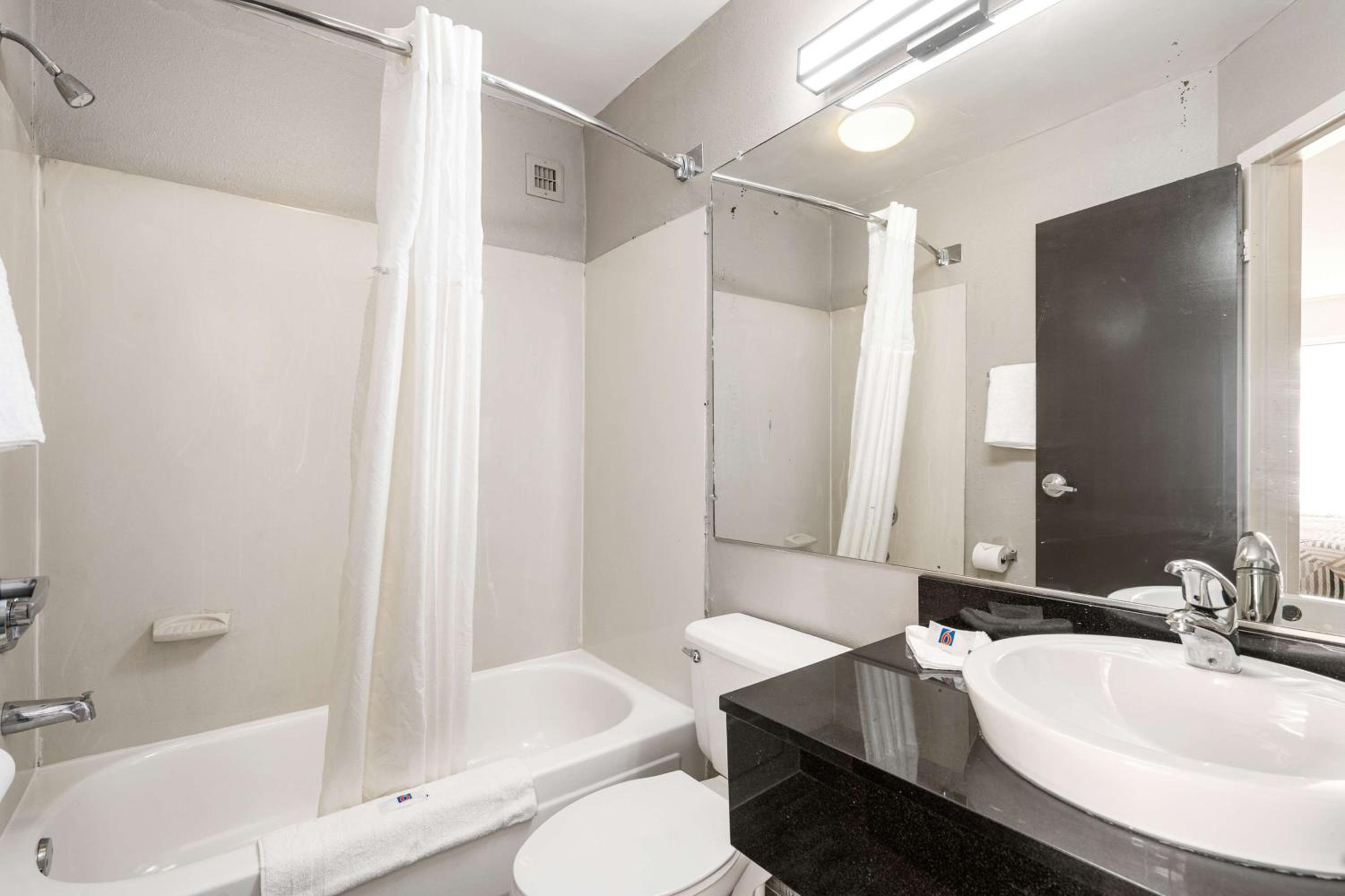 Quadruple Room - Non-Smoking - Photo 5