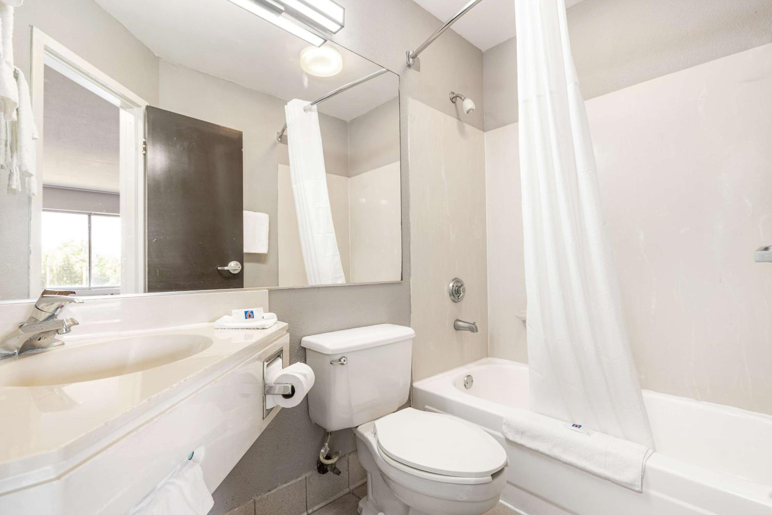 King Room - Non-Smoking - Photo 4