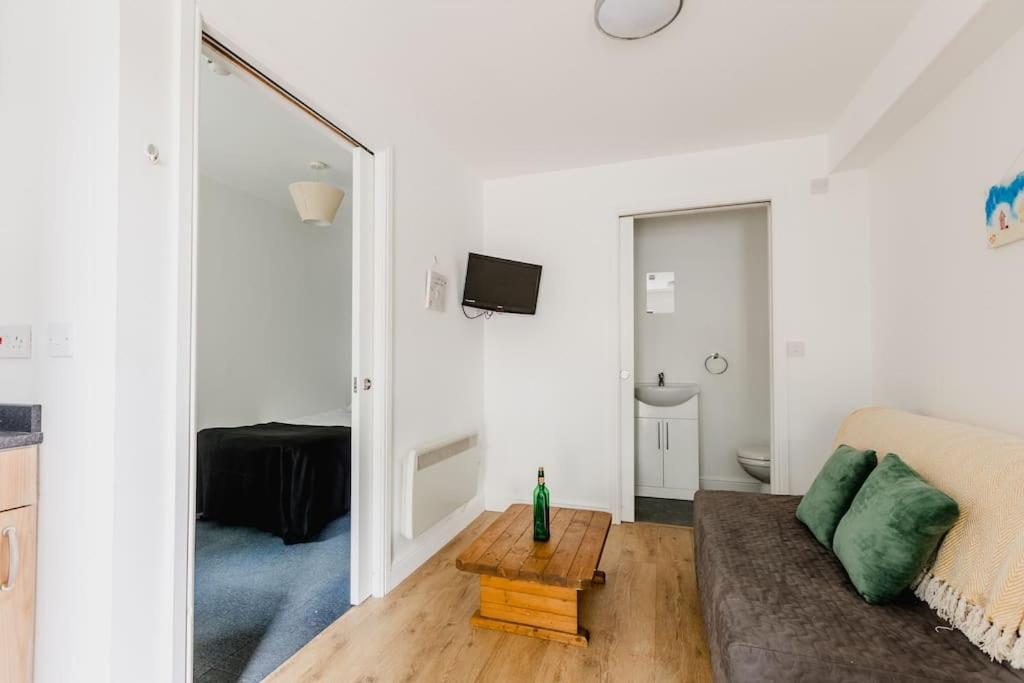 One-Bedroom Apartment photo 1
