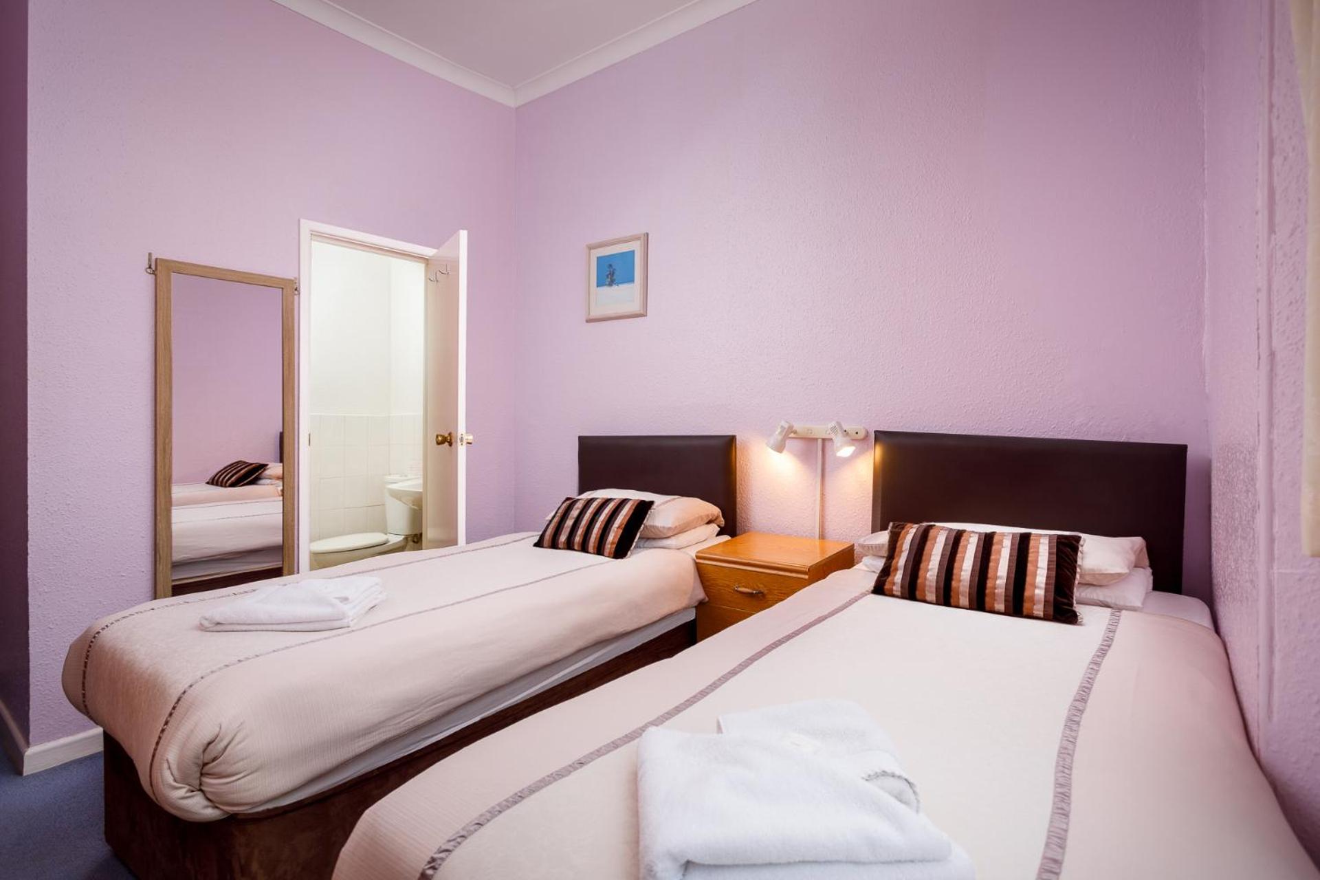 Twin Room with Private Bathroom photo 3