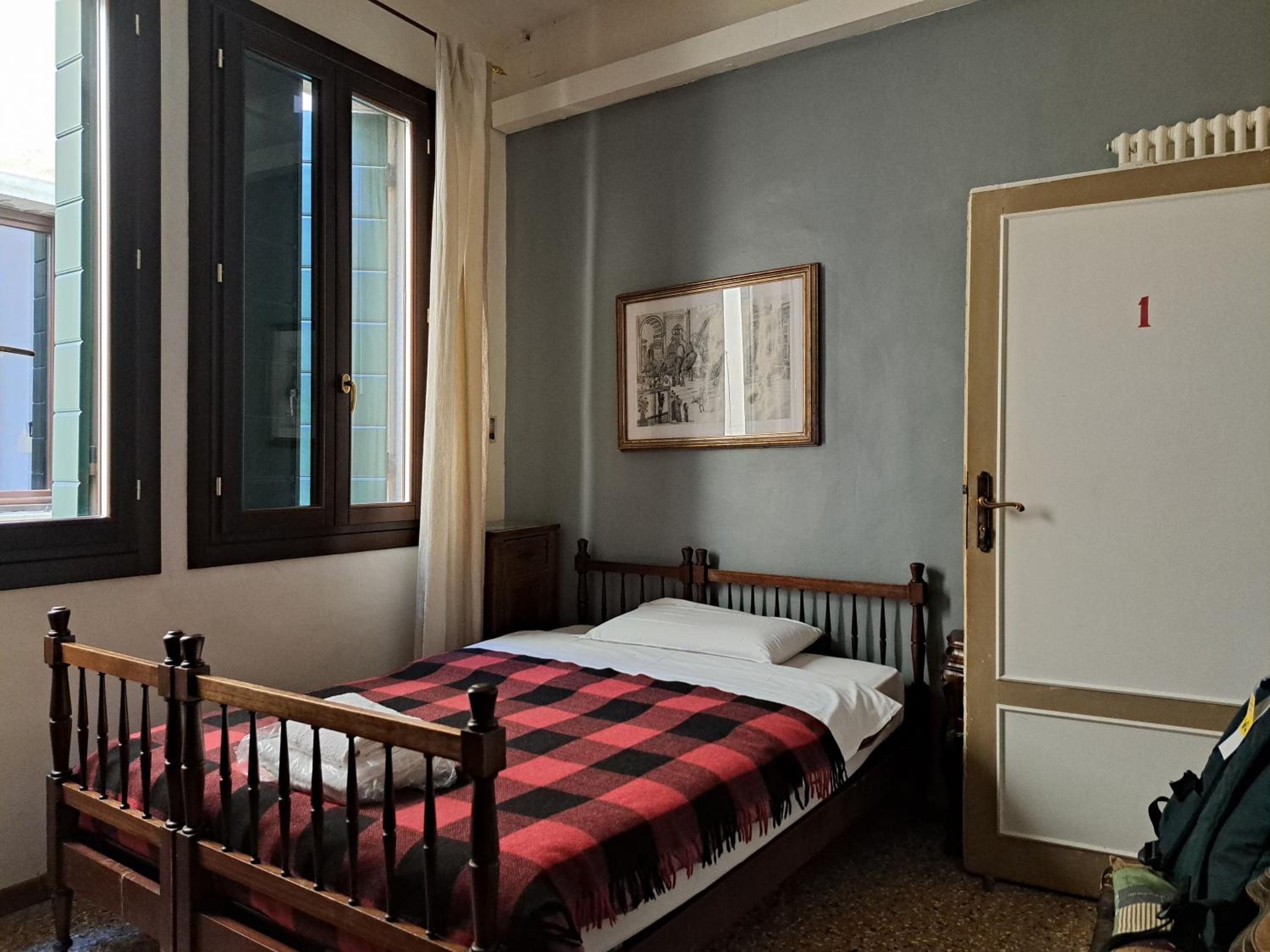 Single Room with Shared Bathroom photo 2
