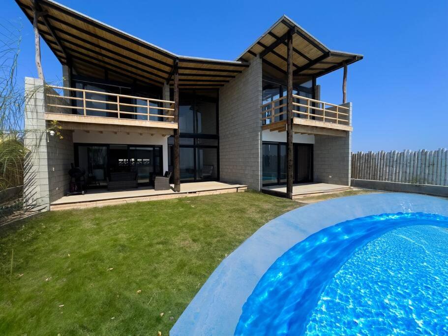 Five-Bedroom House photo 1