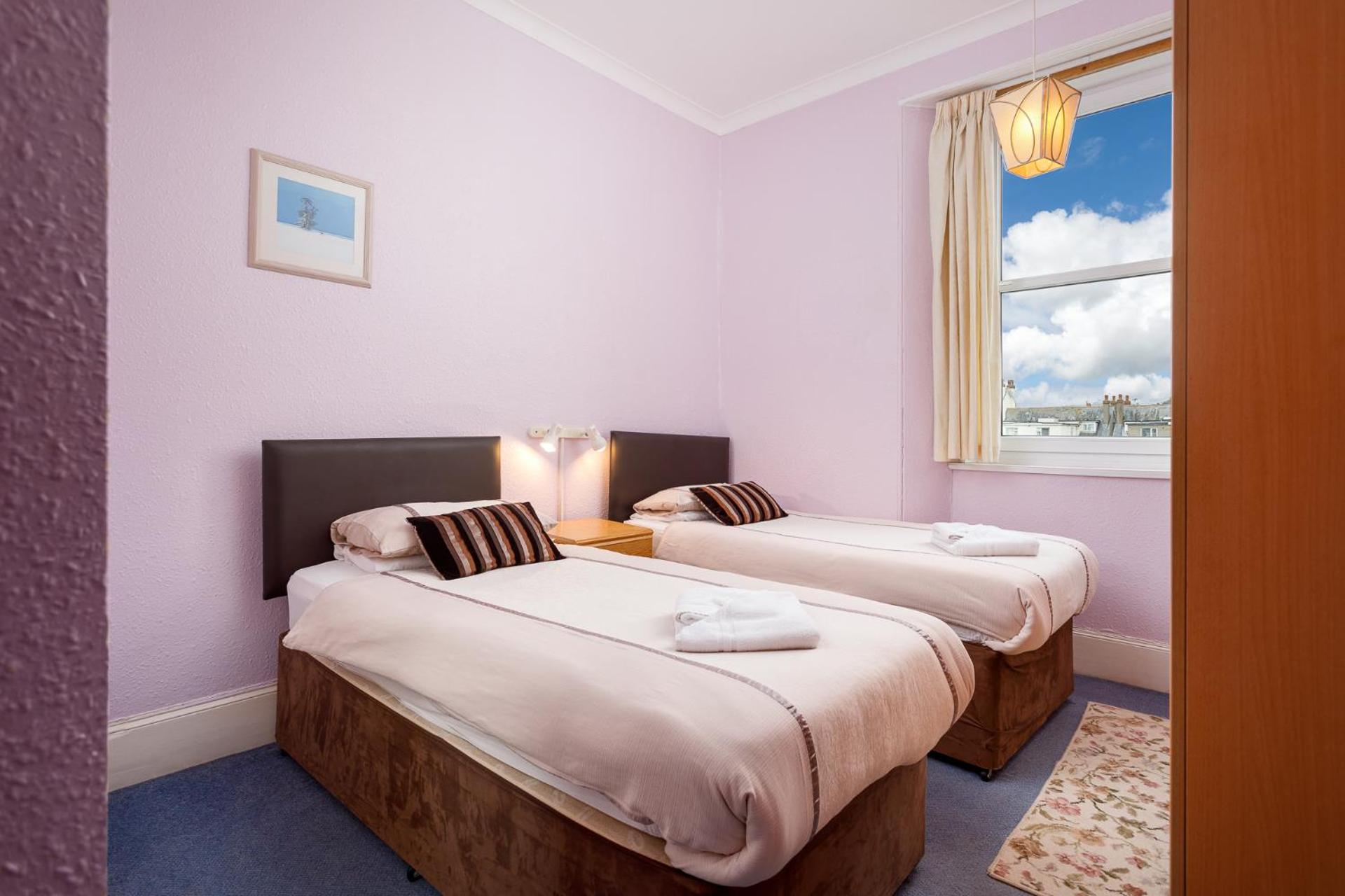 Twin Room with Private Bathroom photo 2