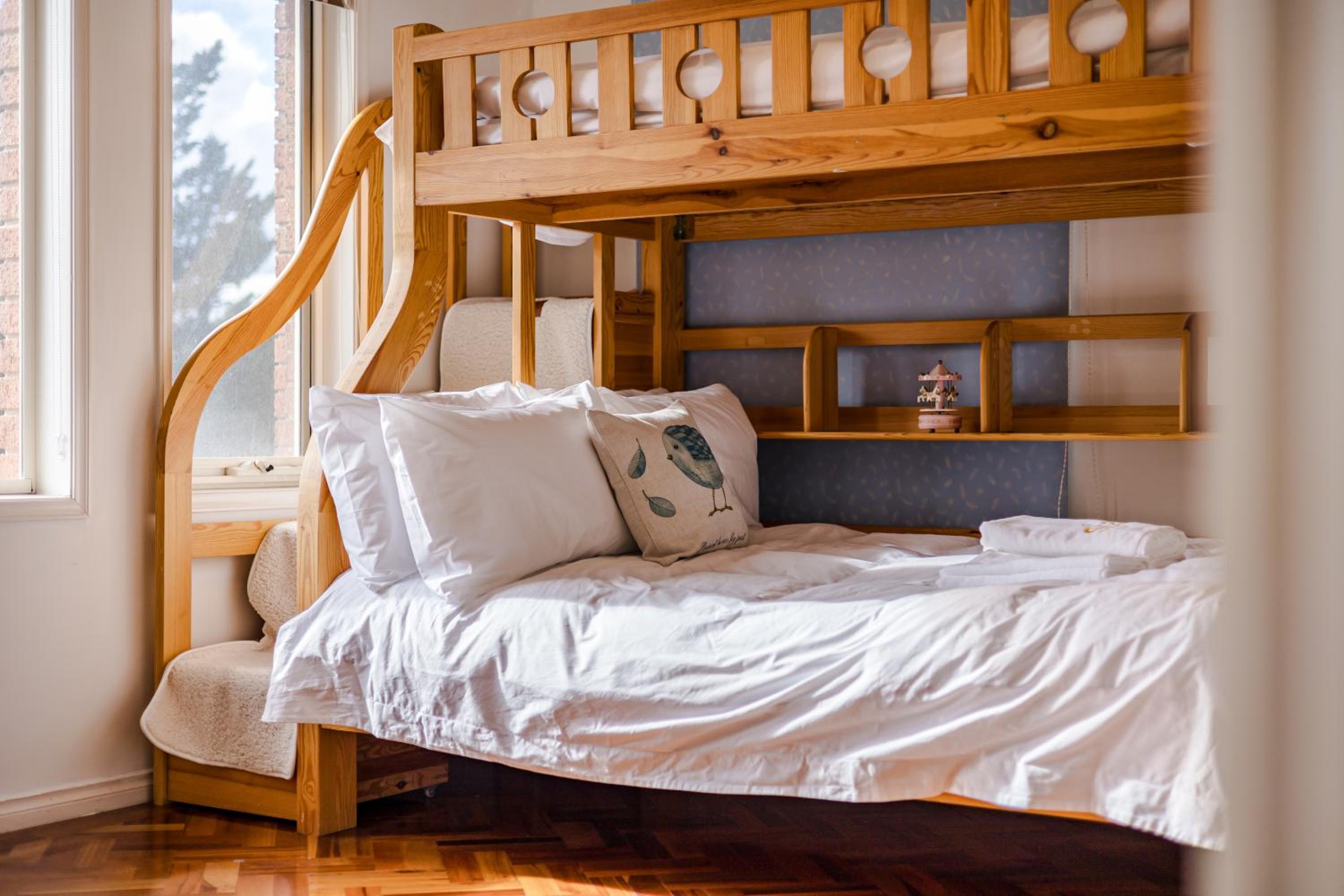Five-Bedroom House photo 1