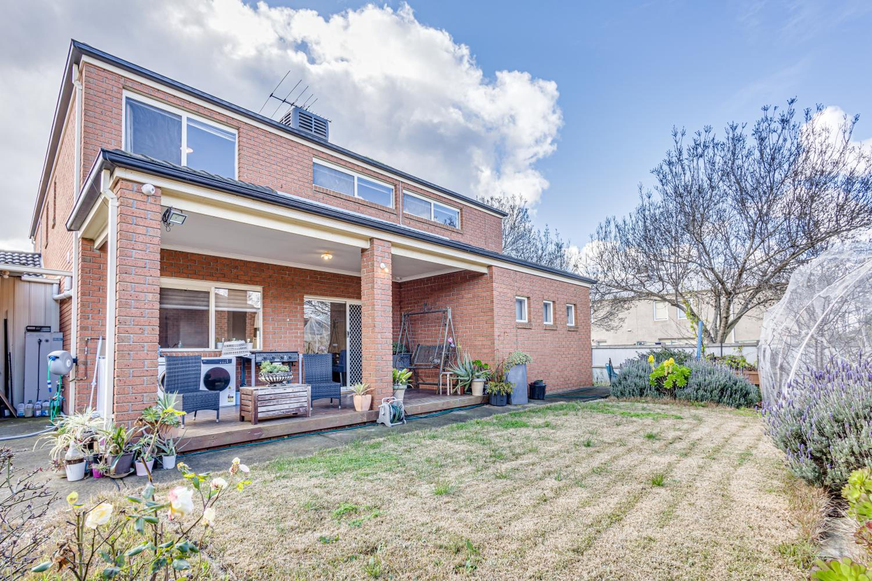 Five-Bedroom House photo 2