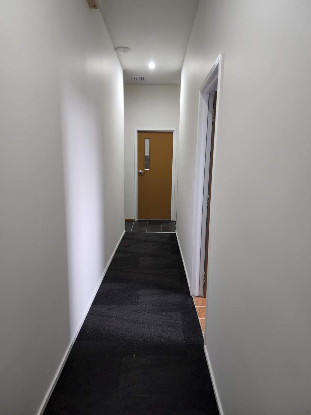 Budget Twin Room - Photo 18