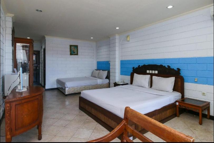 Family Room with Balcony - Photo 3