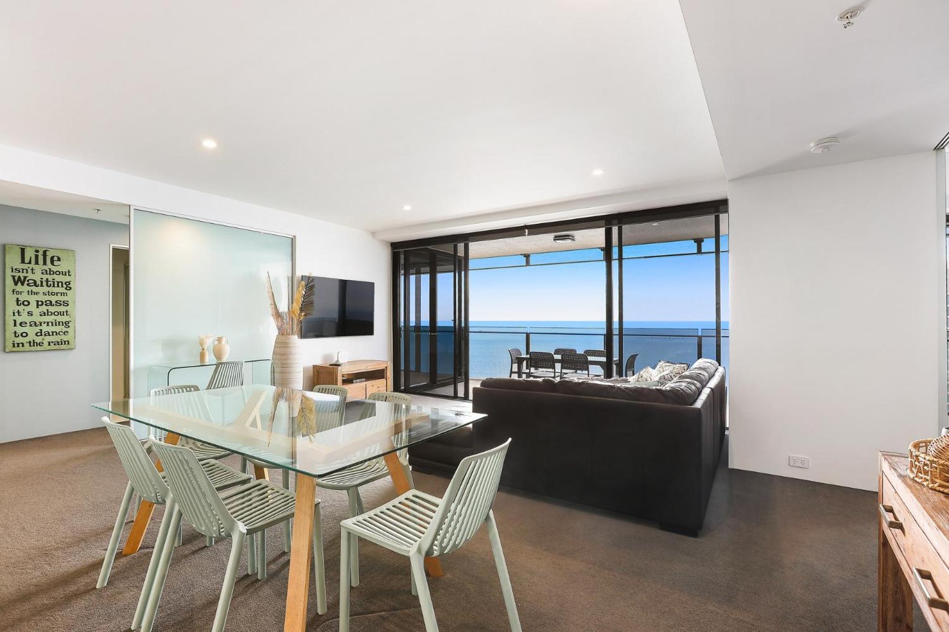 Three-Bedroom Apartment with Sea View - Level 56