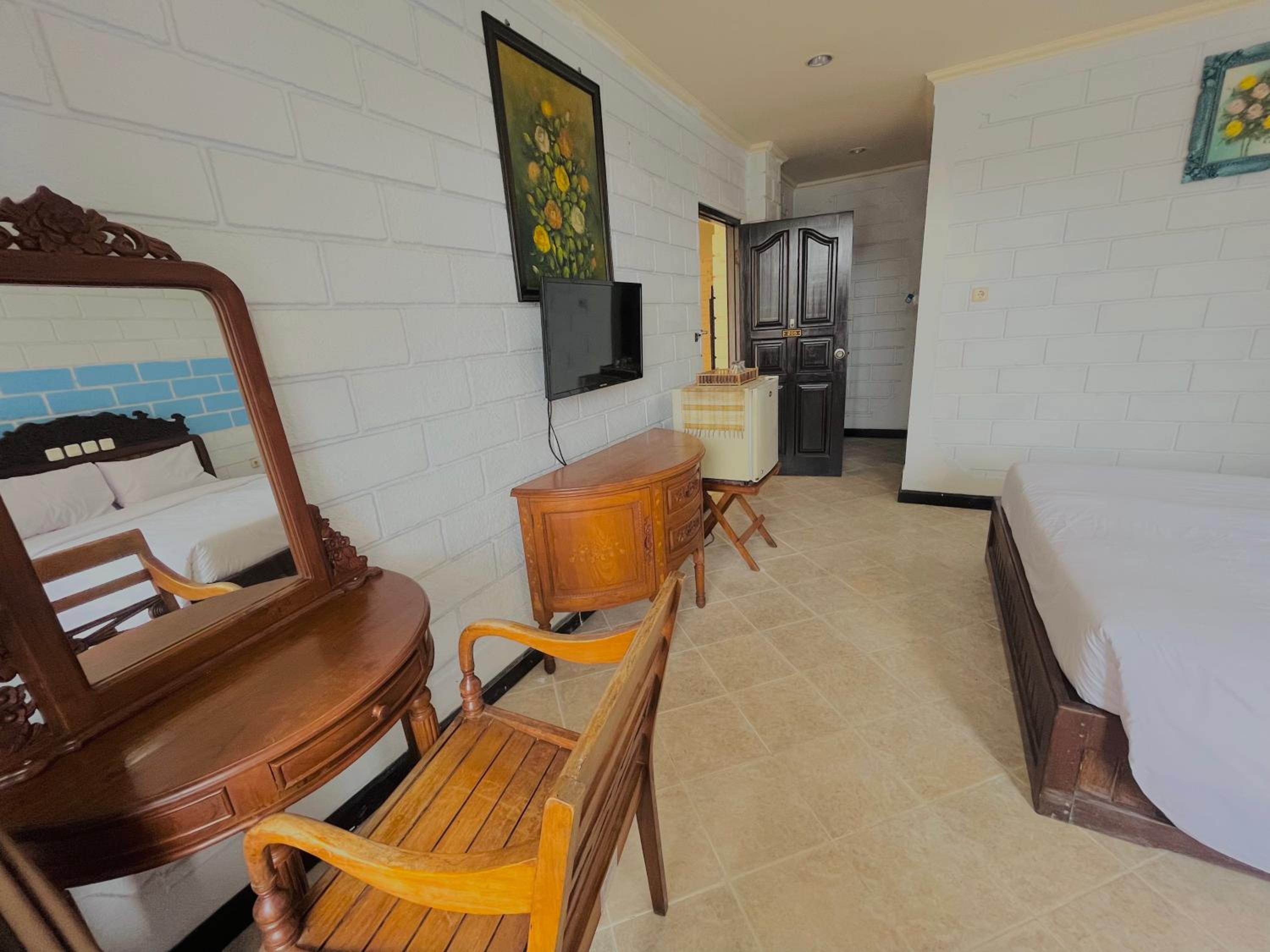 Deluxe Double Room with Balcony - Photo 4