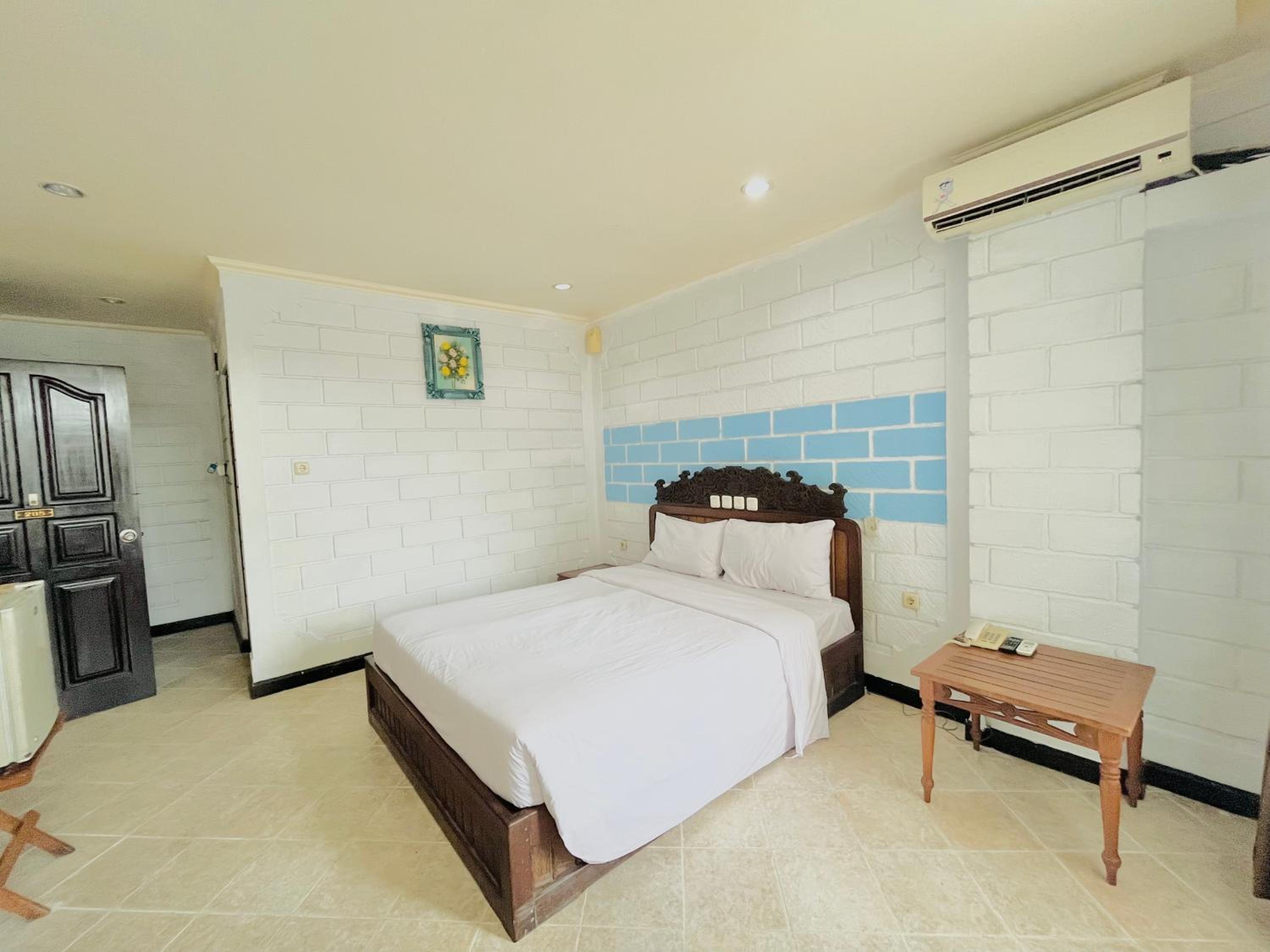 Deluxe Double Room with Balcony - Photo 2
