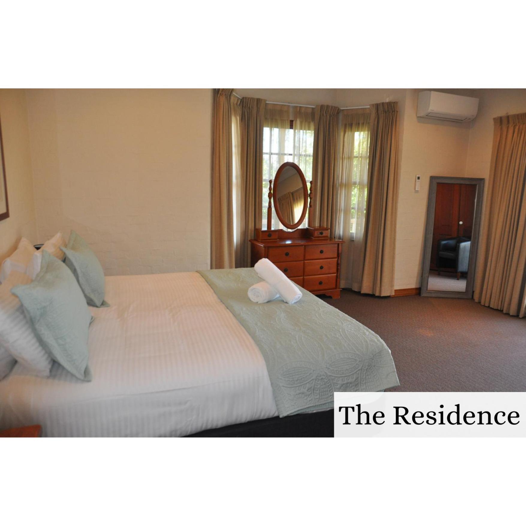 Four-Bedroom House - Photo 15
